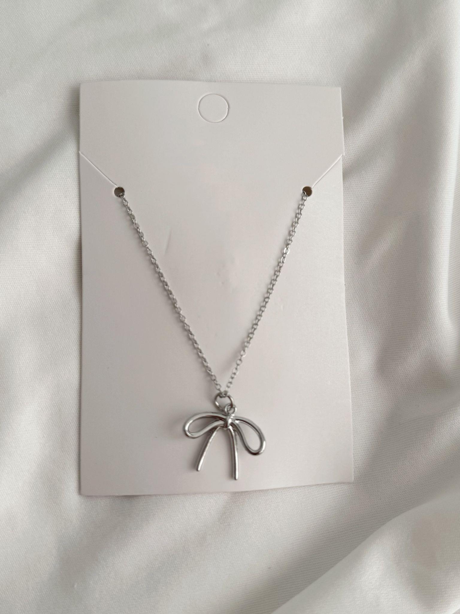 Gümüş Renk Zincirli Yamuk Fiyonk İthal Kolye