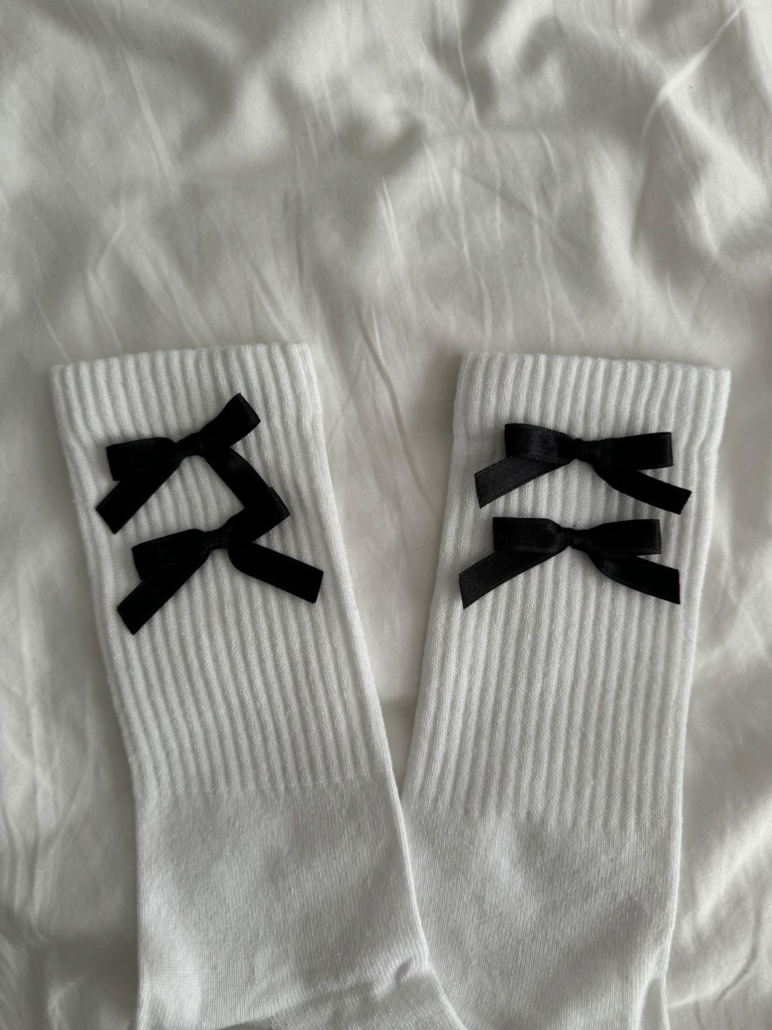 İkili Siyah Kurdele Beyaz Çorap