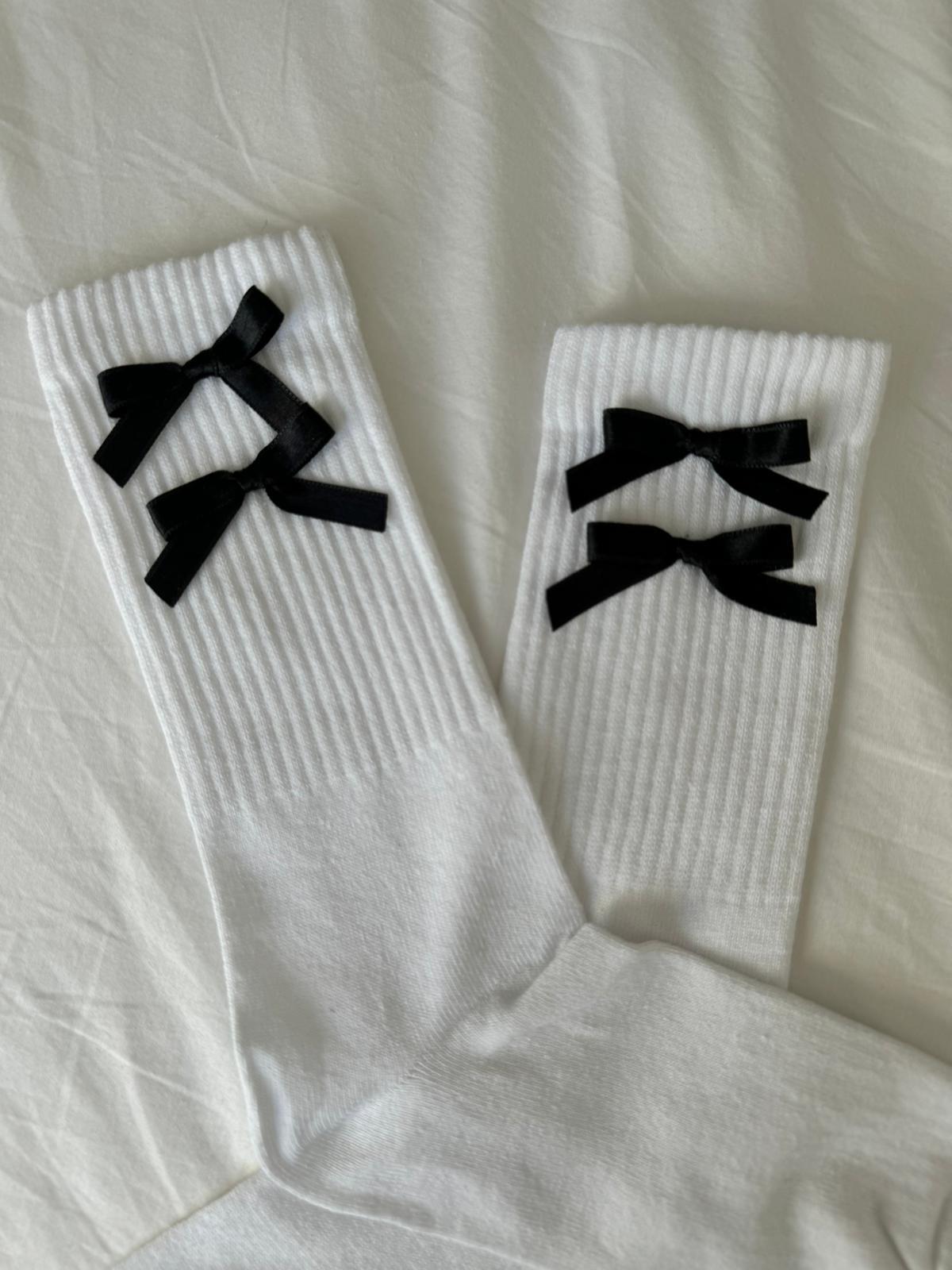 İkili Siyah Kurdele Beyaz Çorap
