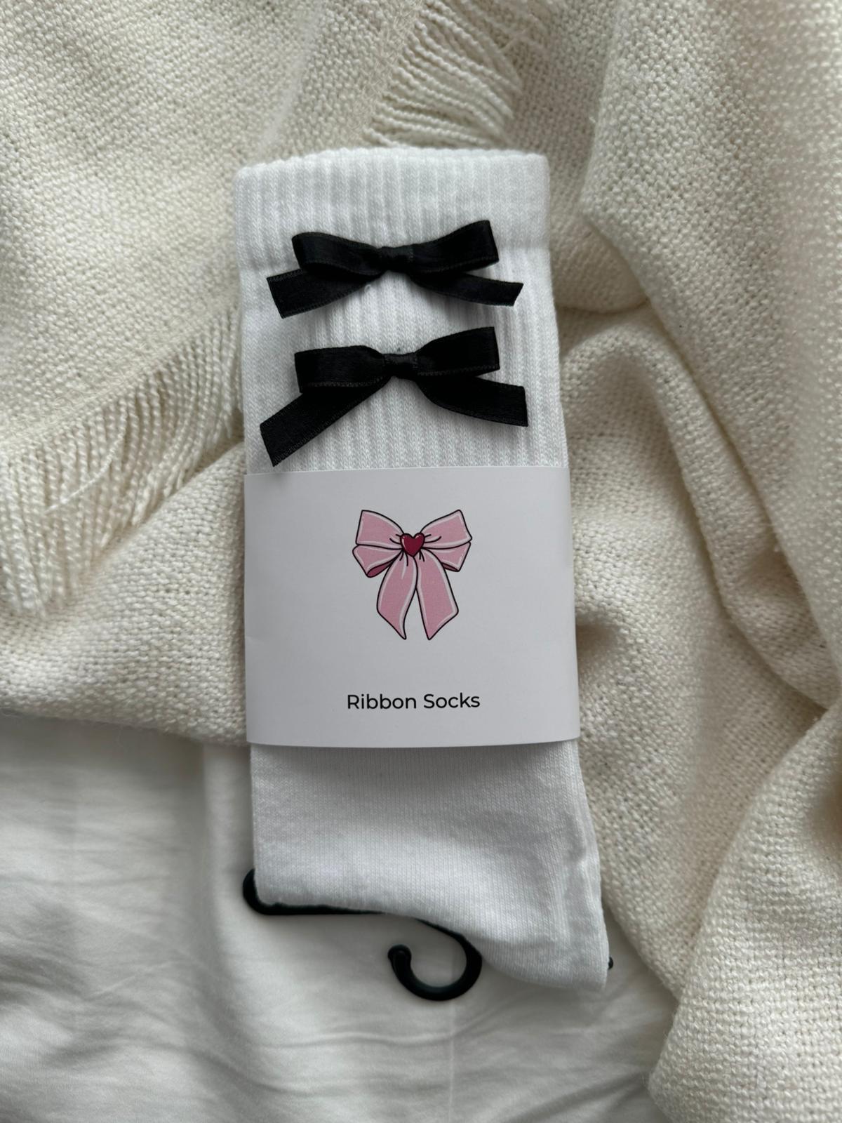 İkili Siyah Kurdele Beyaz Çorap