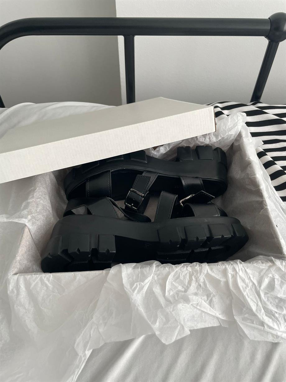 Kalın Tabanlı 2 Bantlı Sandalet