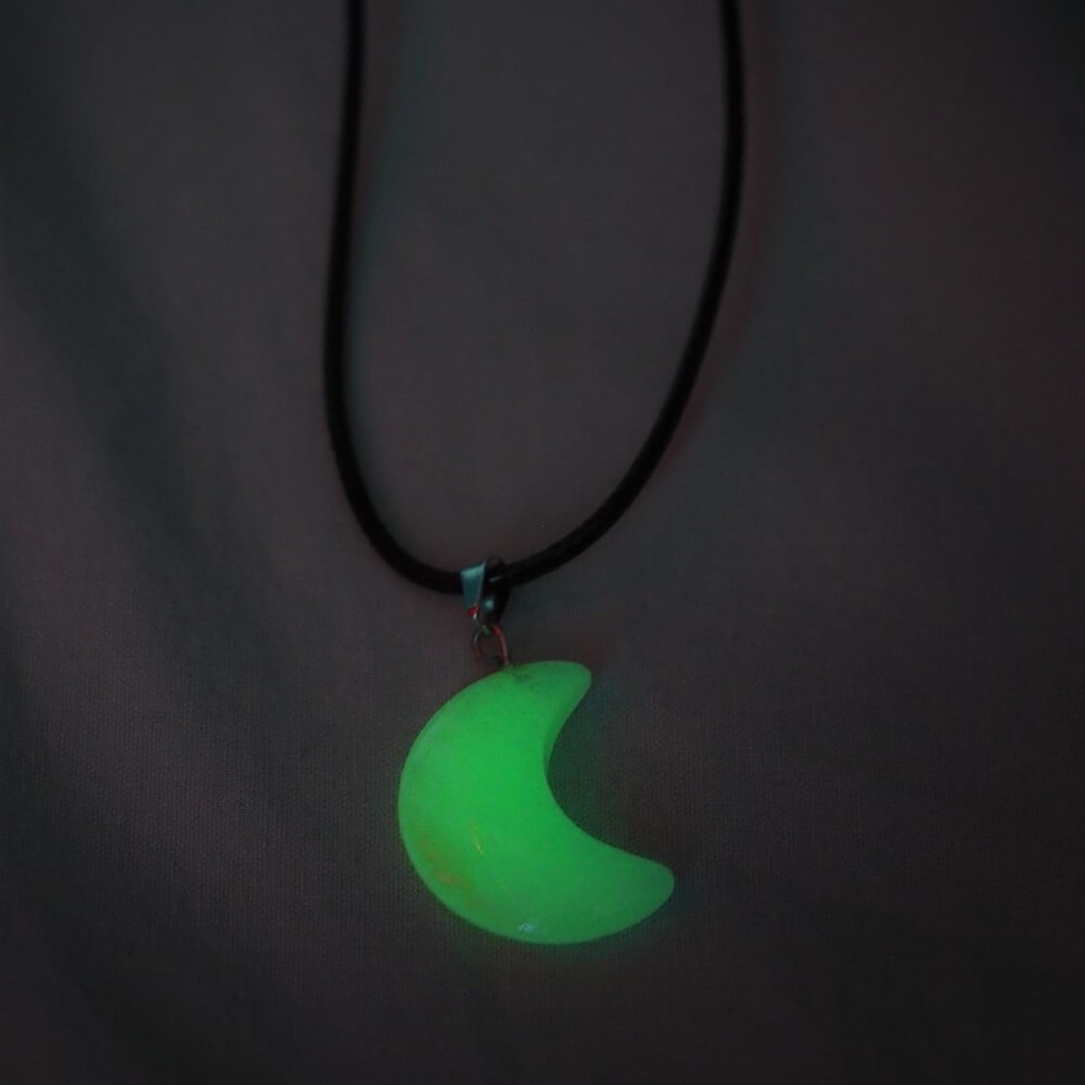 Karanlıkta Parlayan Hilal Kolye