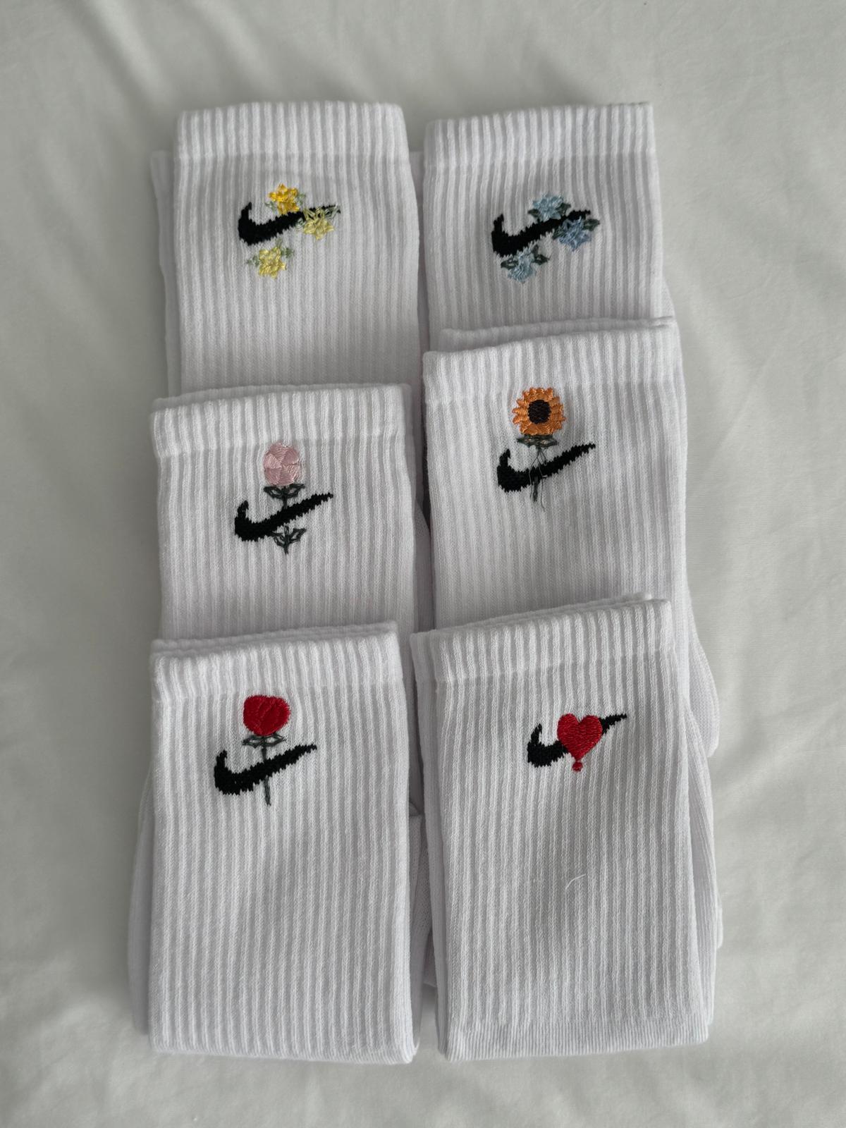 Marka Logo İşlemeli Kırmızı Çiçek Beyaz Çorap