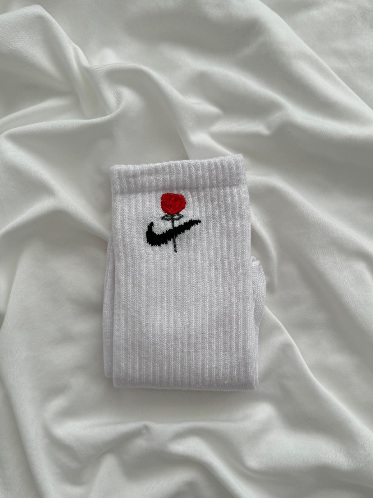 Marka Logo İşlemeli Kırmızı Çiçek Beyaz Çorap