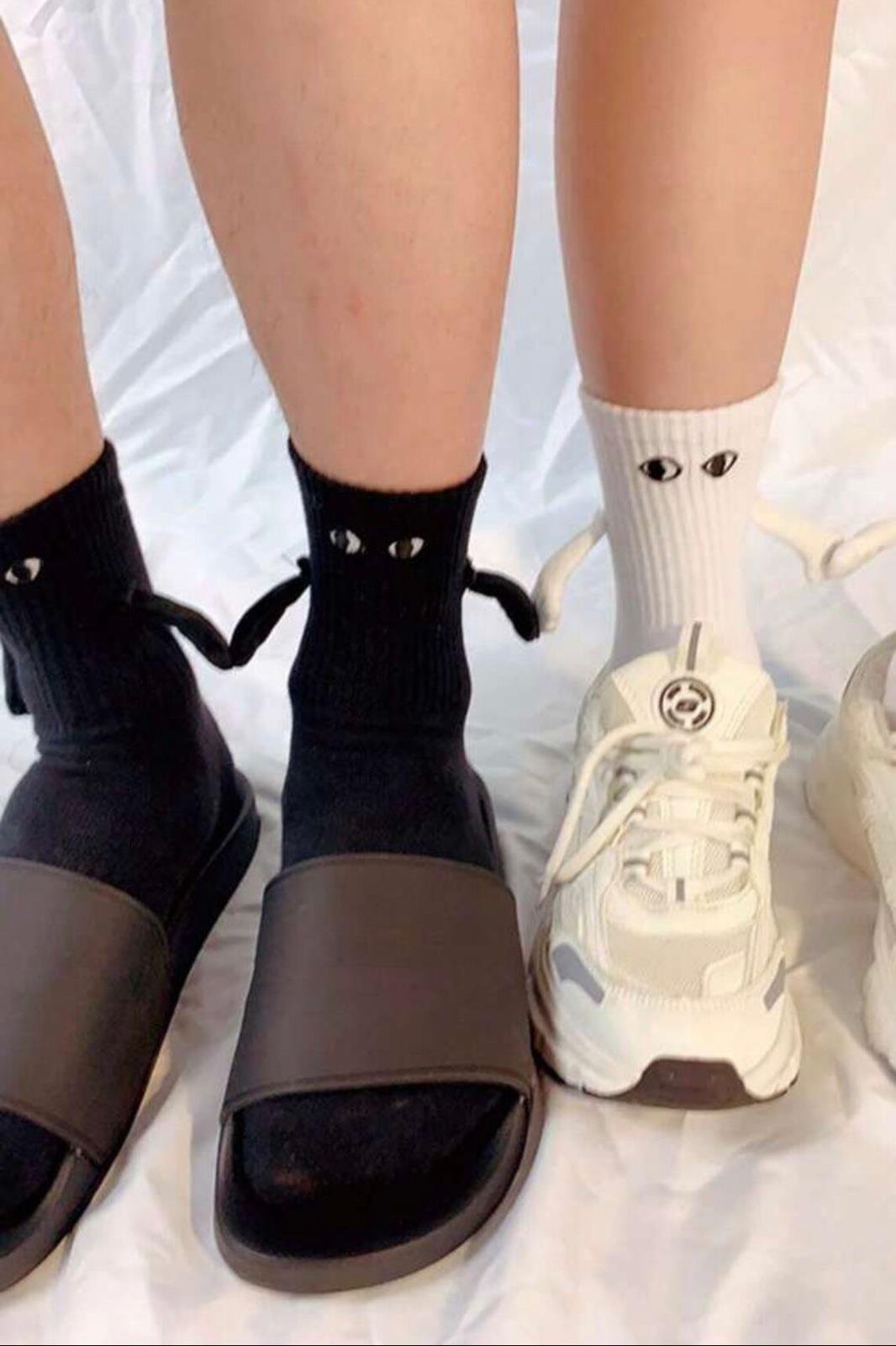 Mıknatıslı Elele Tutuşan 2 Çift Siyah Beyaz Çorap