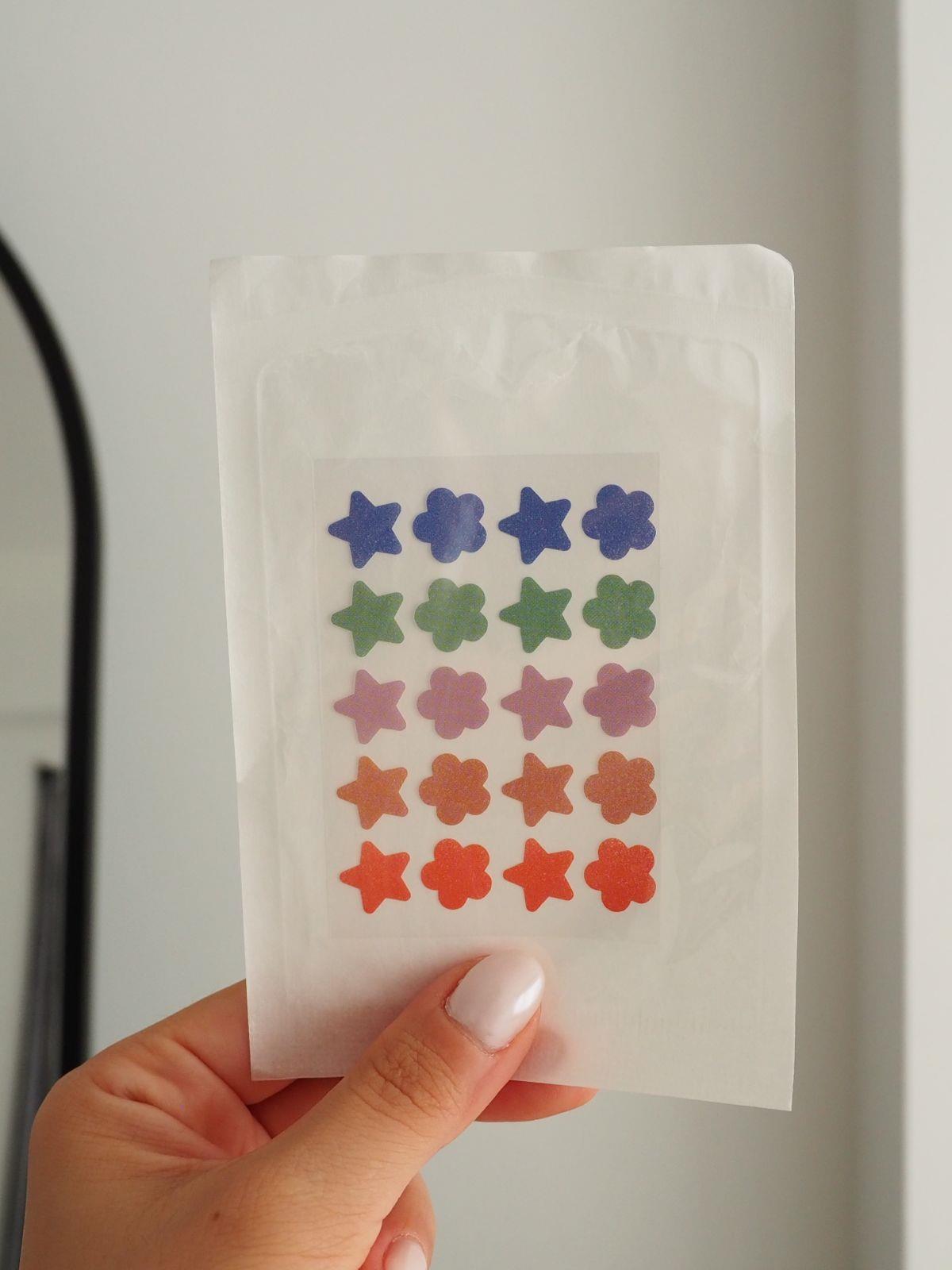 Renkli Yıldız ve Çiçek Sivilce Bandı