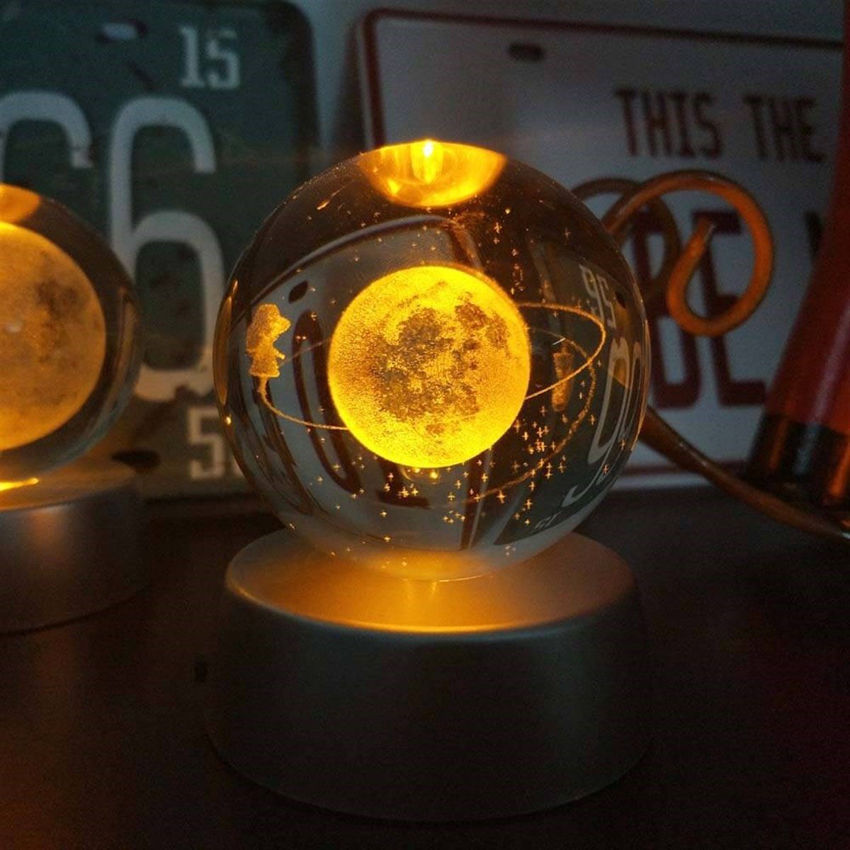 Satürnde Yürüyen Kız Cam Küre