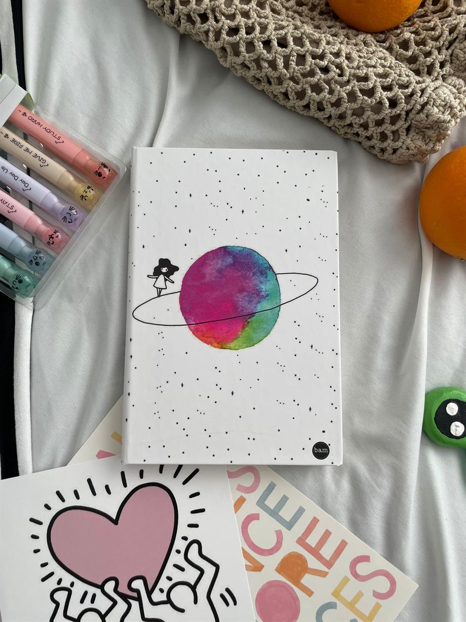 Satürnde Yürüyen Kız Lastikli Sert Kapak Defter