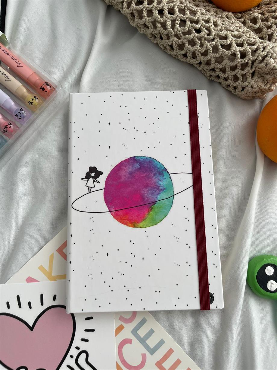 Satürnde Yürüyen Kız Lastikli Sert Kapak Defter