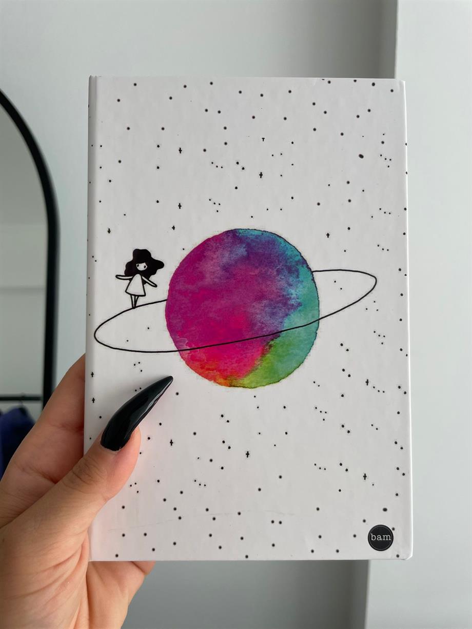 Satürnde Yürüyen Kız Lastikli Sert Kapak Defter