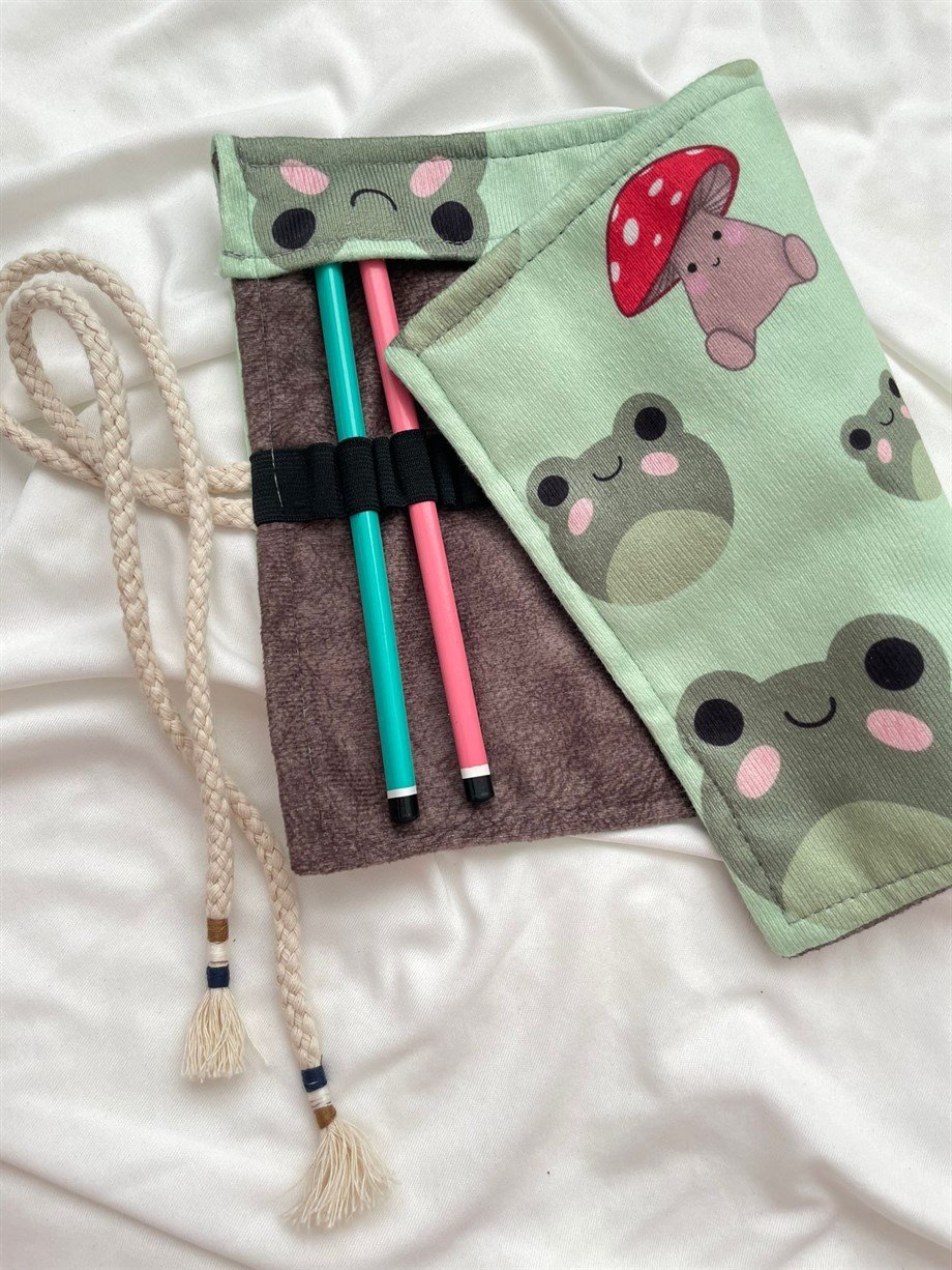 Sevimli Kurbağa ve Mantar Baskılı Rulo Kalemlik