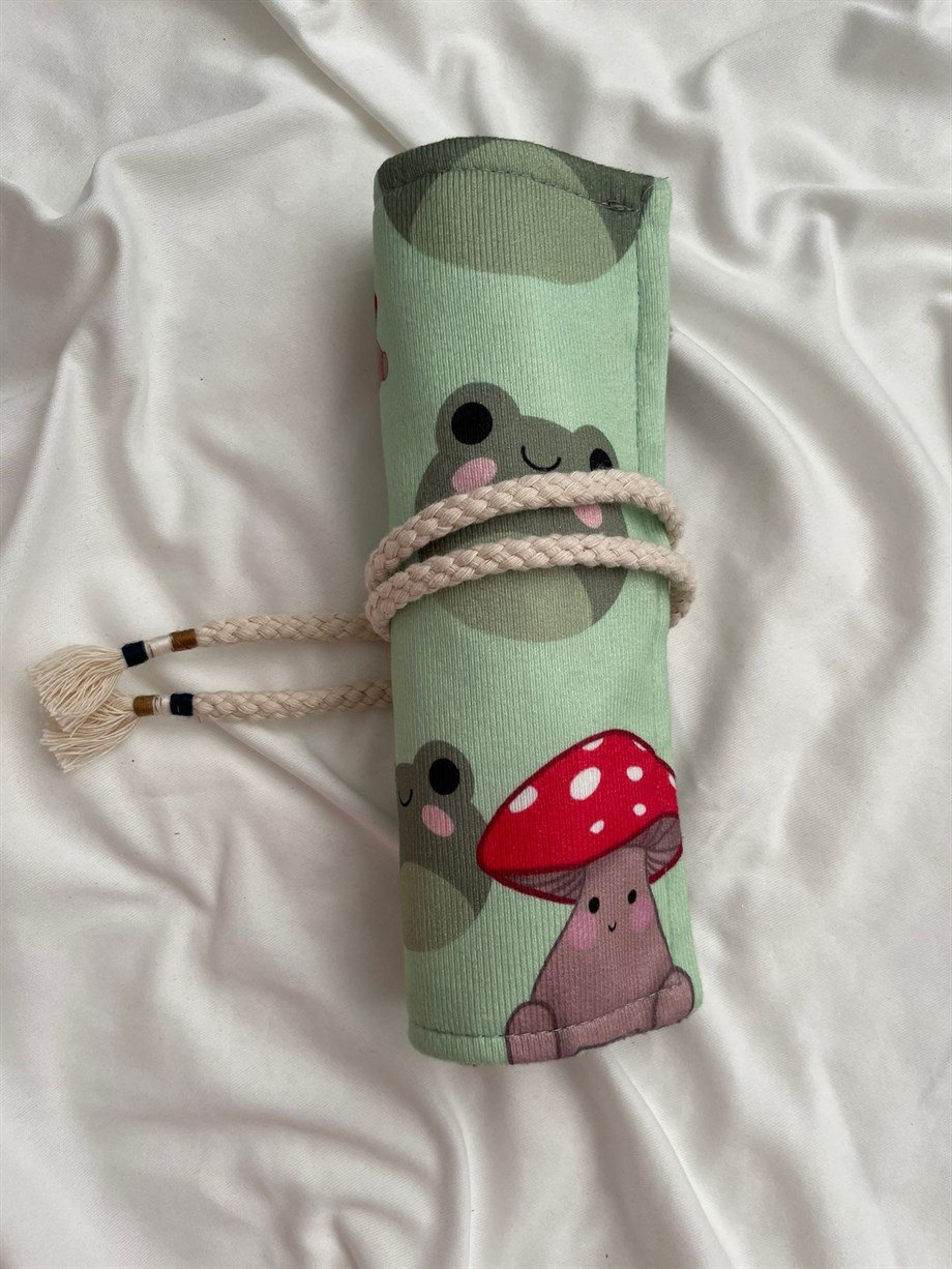 Sevimli Kurbağa ve Mantar Baskılı Rulo Kalemlik