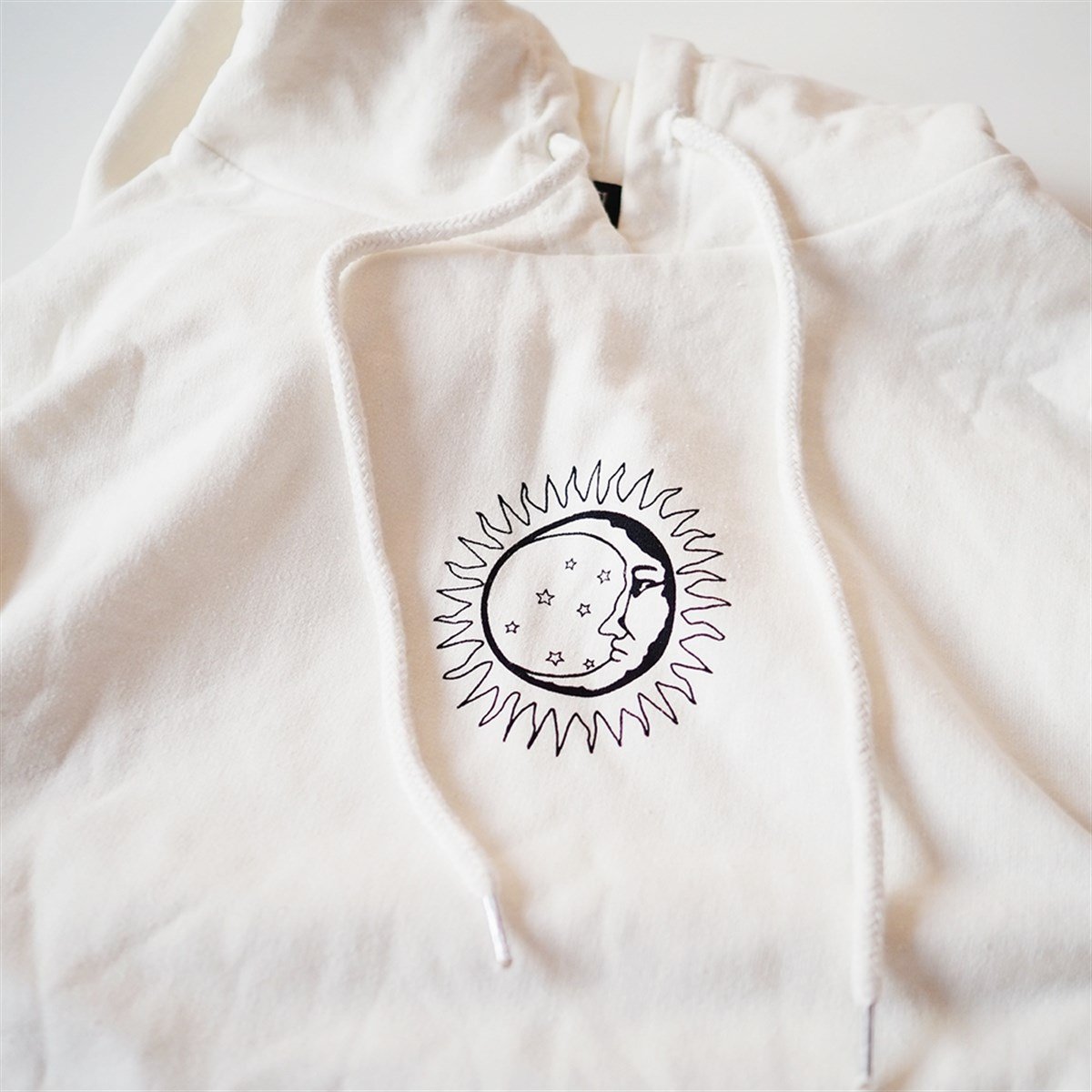 Sırt Baskılı Ay ve Güneş Beyaz Sweatshirt