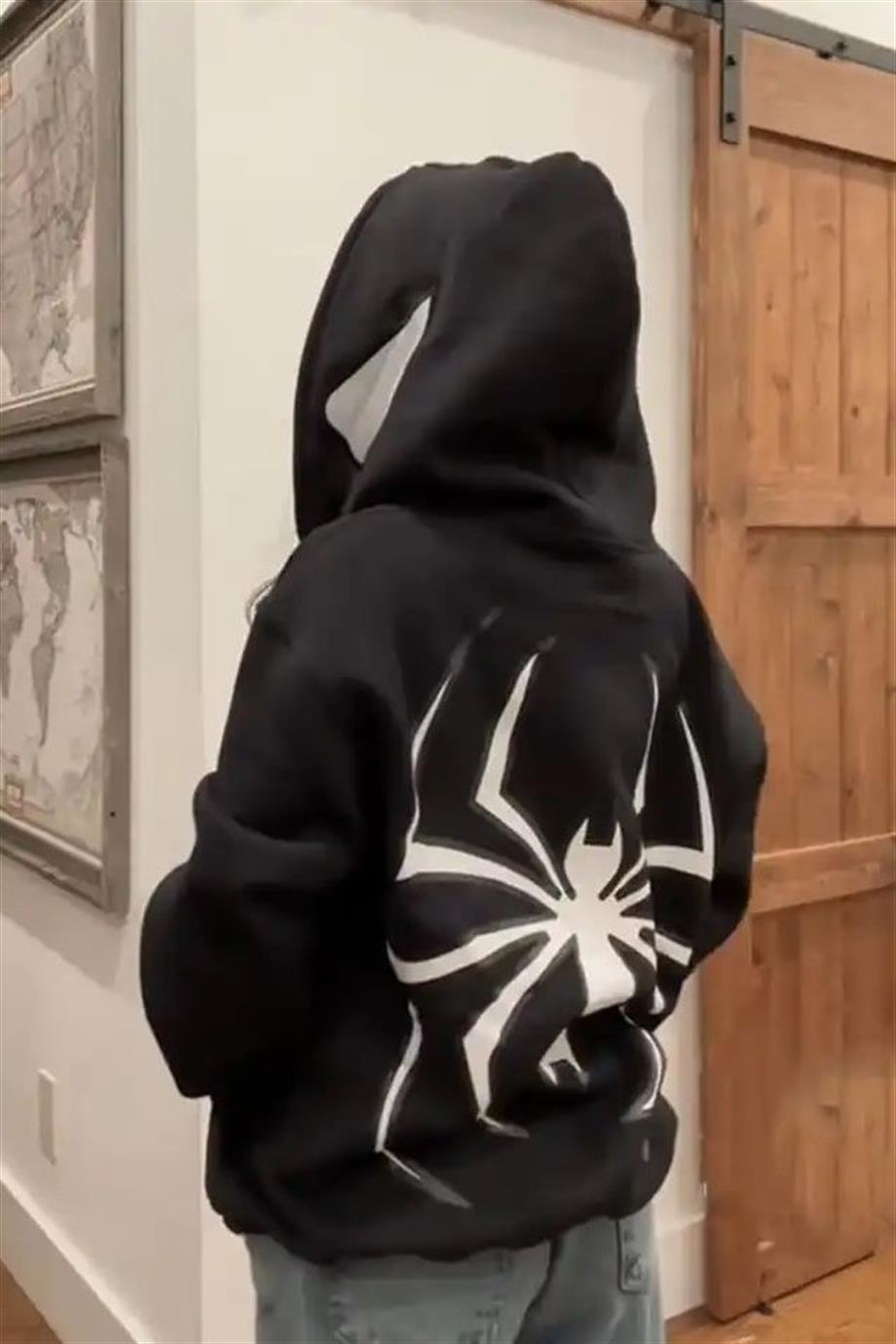 Siyah Kapüşonlu Sırt Baskılı Spiderman Maske Hırka