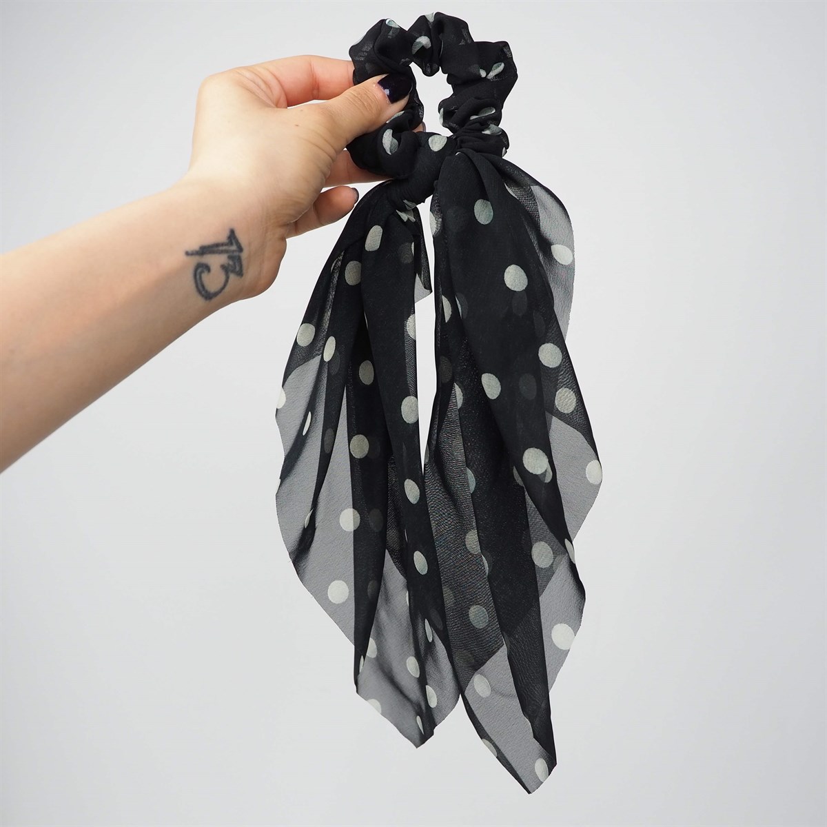 Siyah Renk Puanlı Fularlı Toka