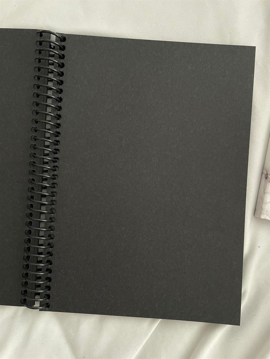 Siyah Yapraklı Defter