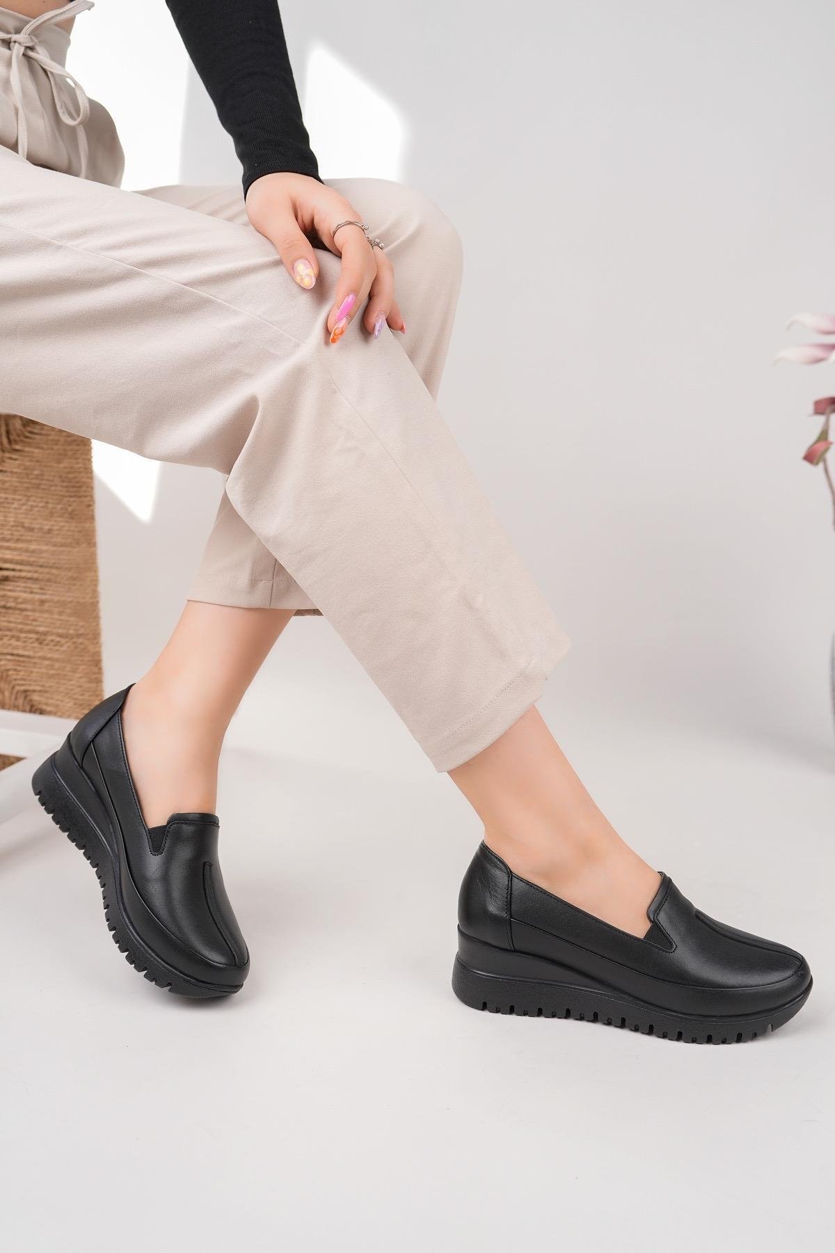 Castle Black 22513 Siyah Hakiki Deri Dolgu Topuklu Kadın Ayakkabı