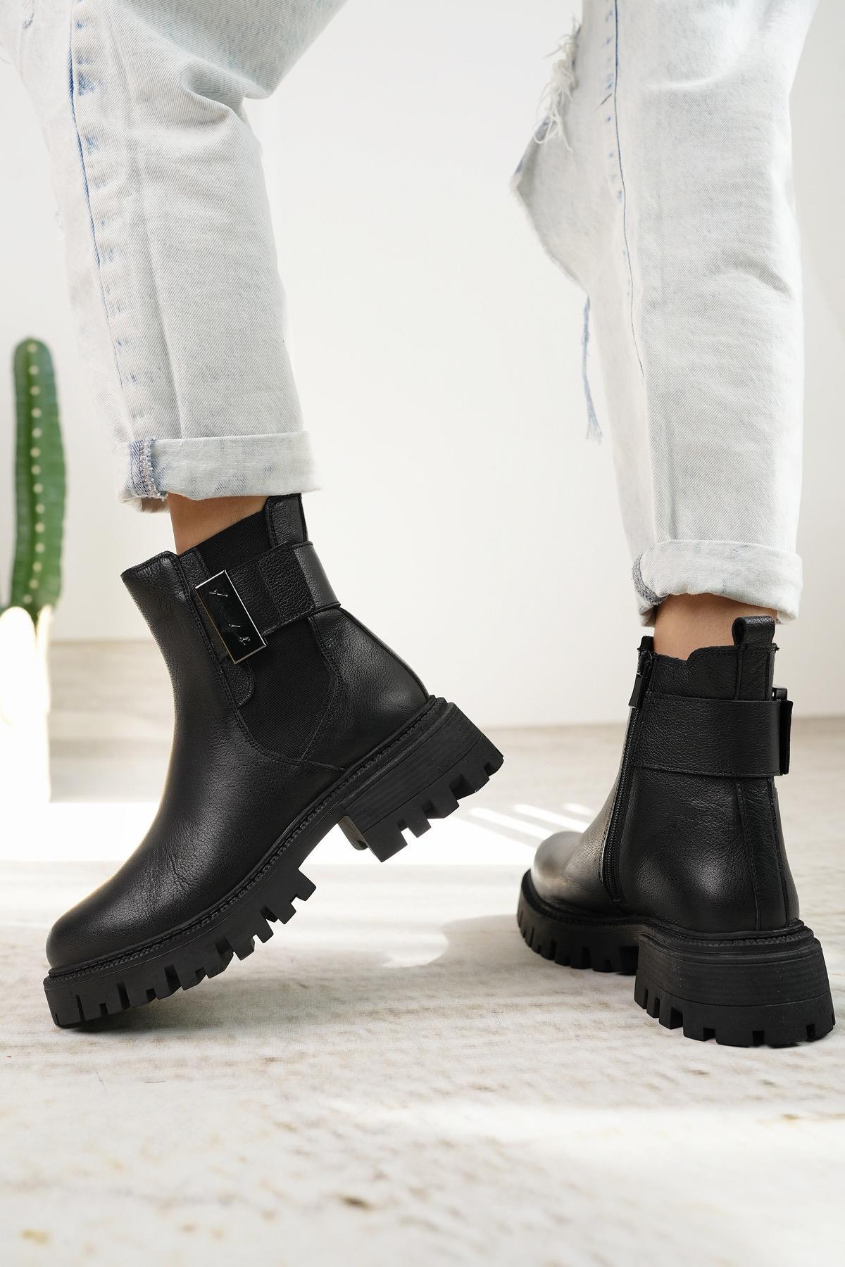 Castle Black 23781-1 Siyah Hakiki Deri Fermuarlı Kadın Bot