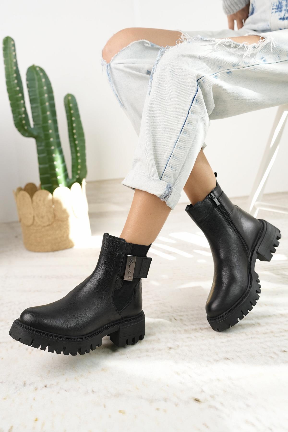 Castle Black 23781-1 Siyah Hakiki Deri Fermuarlı Kadın Bot