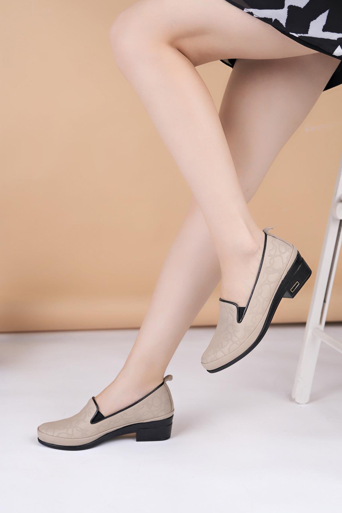 Castle Black 24604 Kum Hakiki Deri Topuklu Kadın Ayakkabı