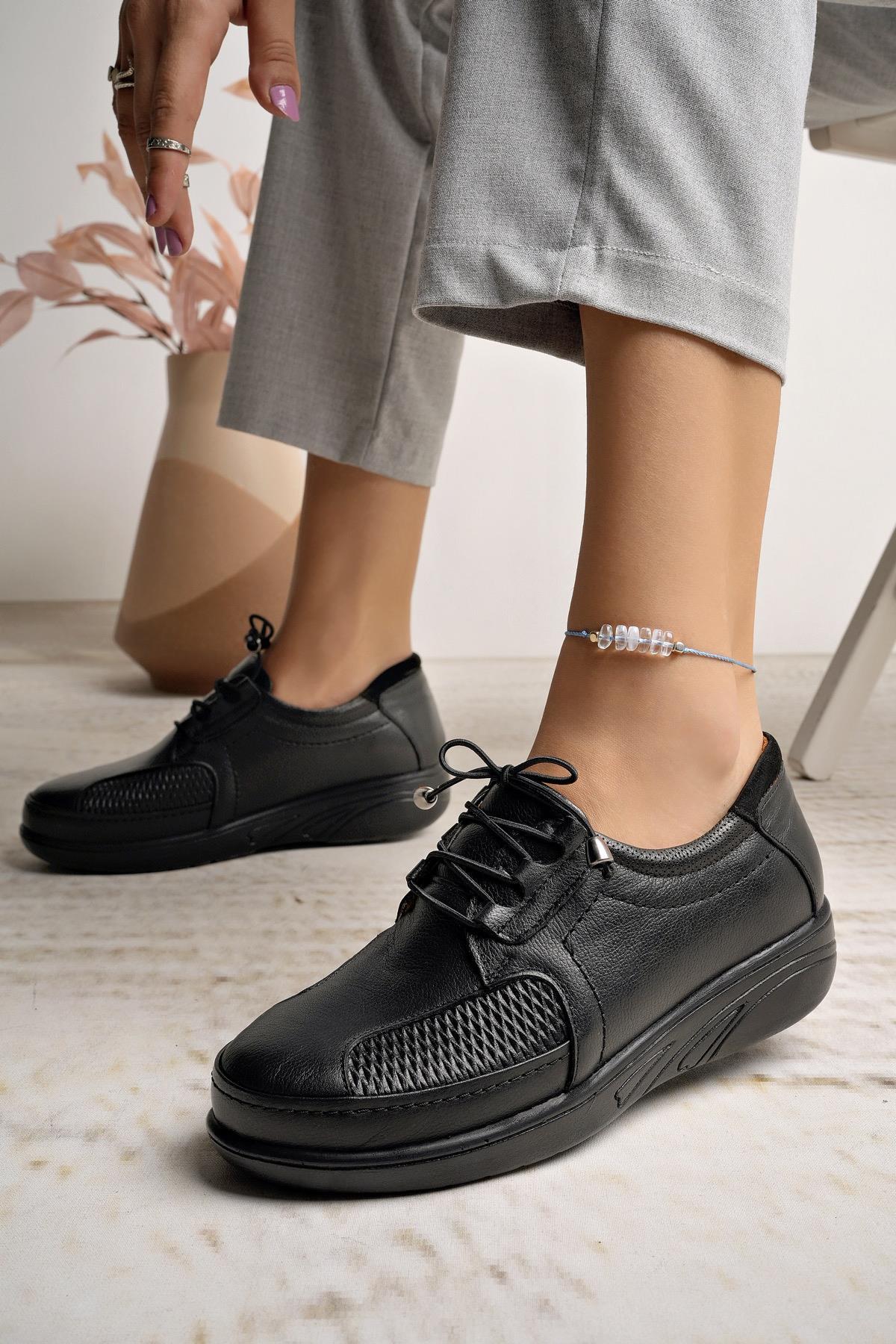 Castle Black 42632 Siyah Hakiki Deri Parmak Çıkıntılı Kadın Ayakkabı