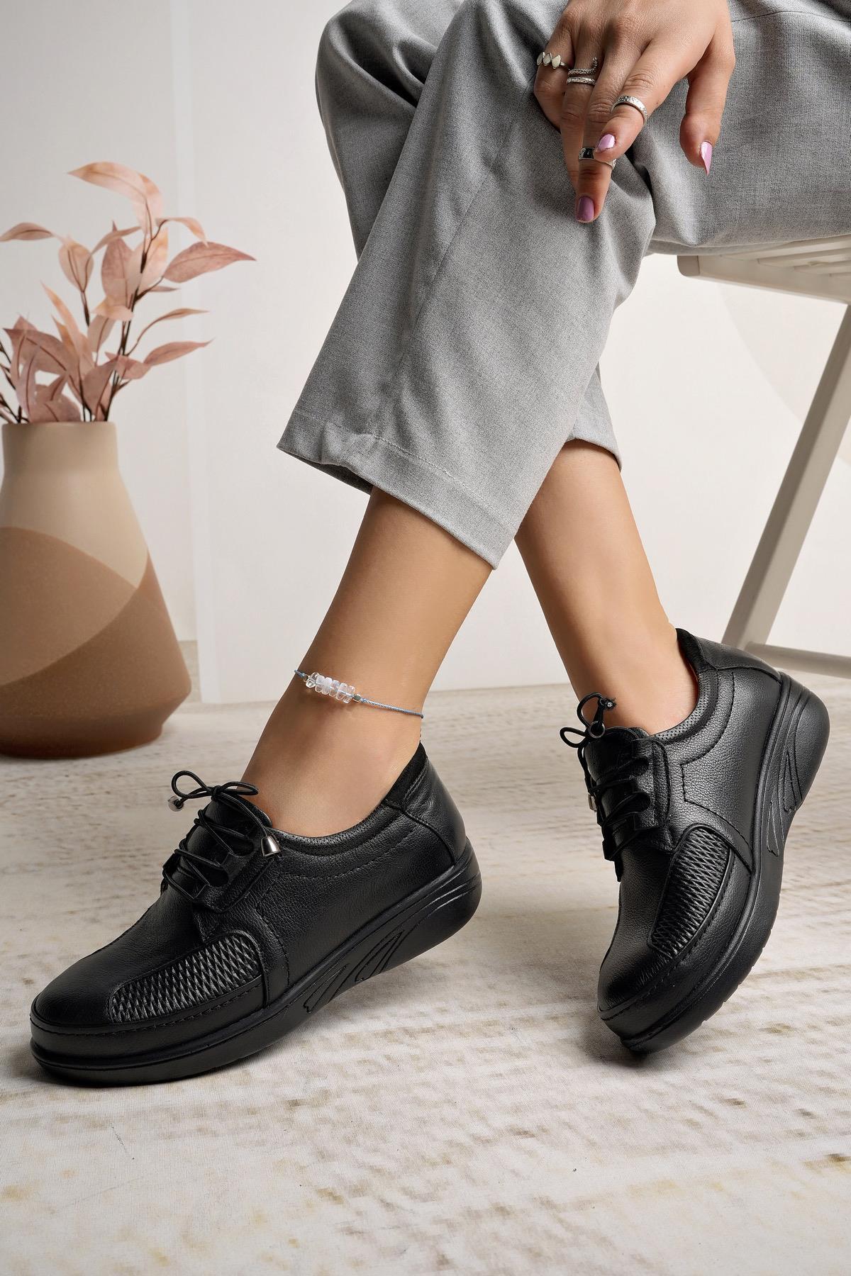 Castle Black 42632 Siyah Hakiki Deri Parmak Çıkıntılı Kadın Ayakkabı