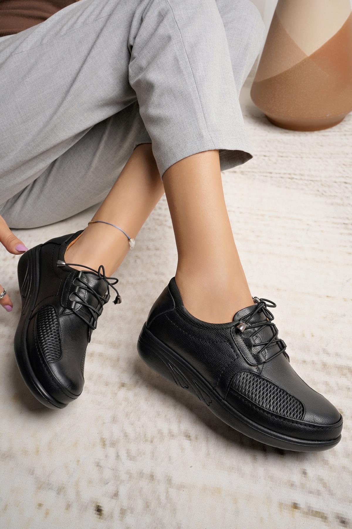 Castle Black 42632 Siyah Hakiki Deri Parmak Çıkıntılı Kadın Ayakkabı