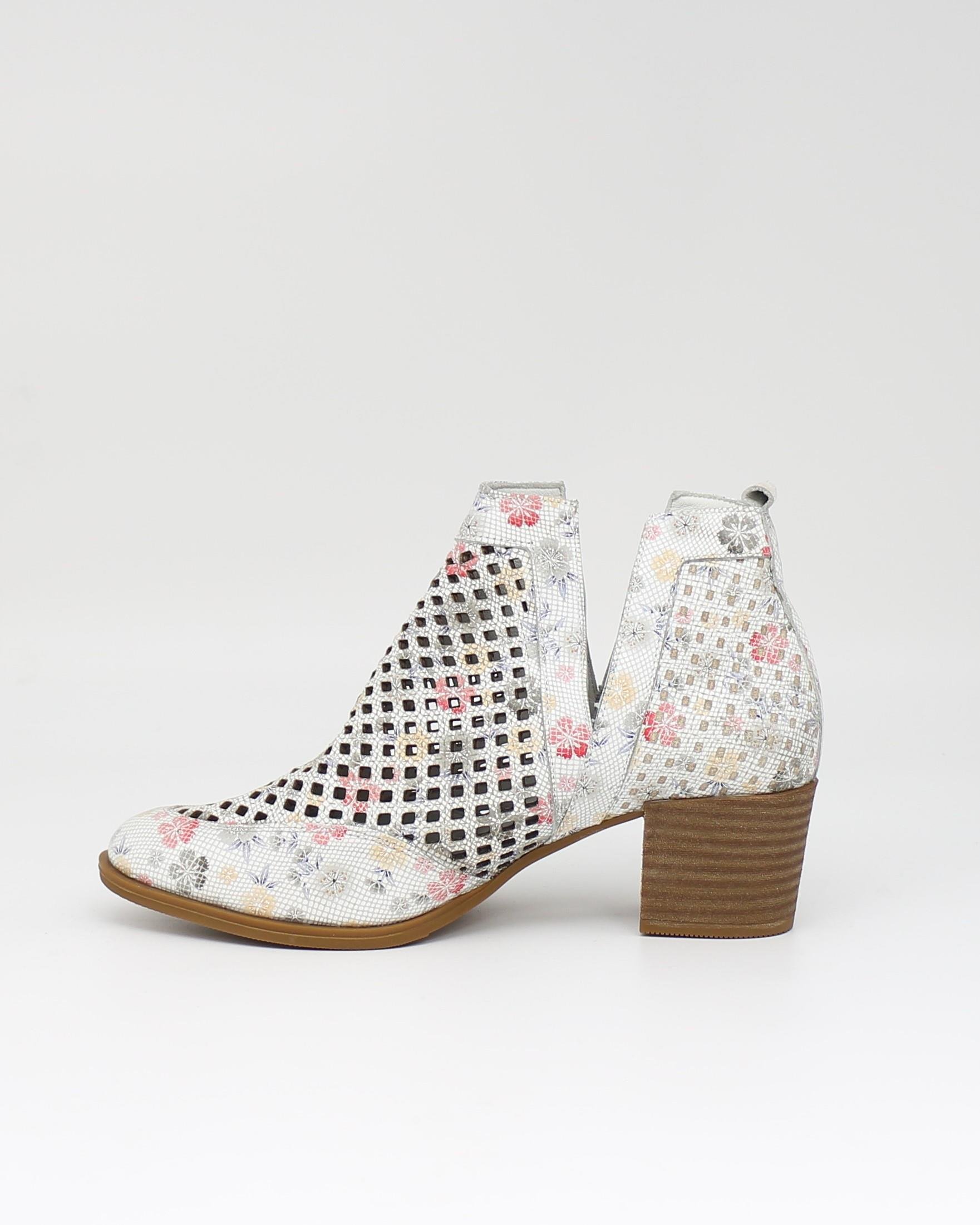 Mammamia 540 Beyaz Hakiki Deri Yazlık Delikli Kadın Bot