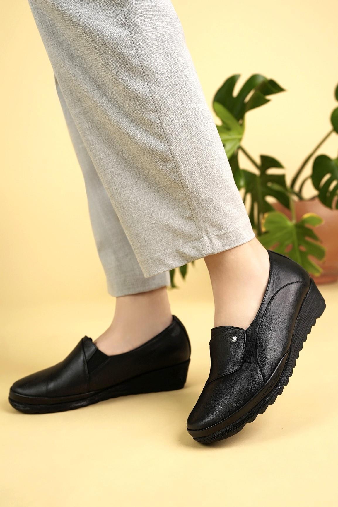 Muya 321789 Siyah Hakiki Deri 6 Nokta Lastikli Kadın Ayakkabı