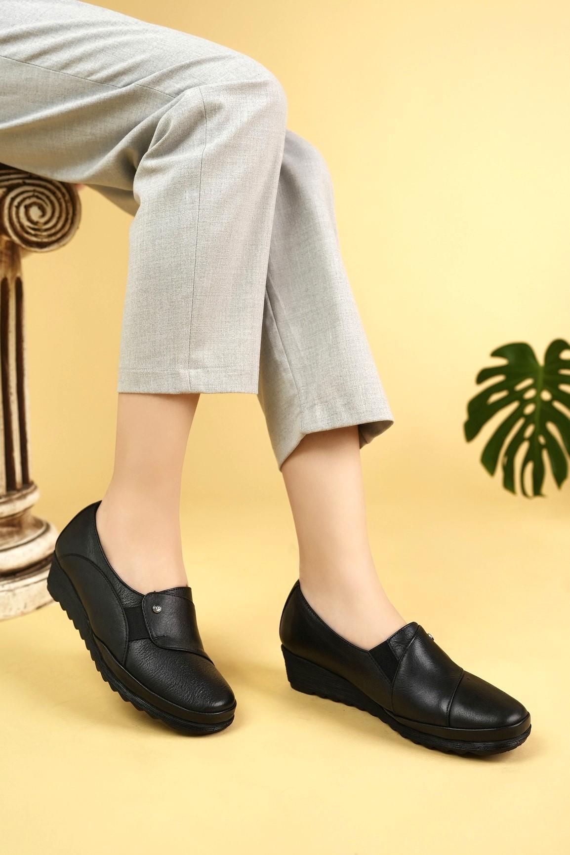 Muya 321789 Siyah Hakiki Deri 6 Nokta Lastikli Kadın Ayakkabı