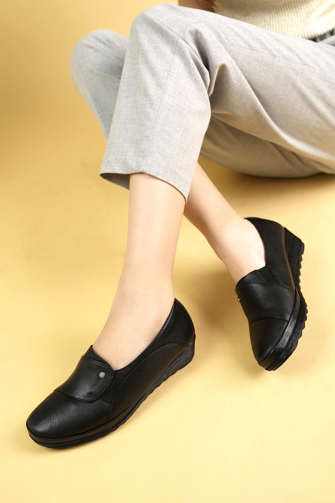 Muya 321789 Siyah Hakiki Deri 6 Nokta Lastikli Kadın Ayakkabı