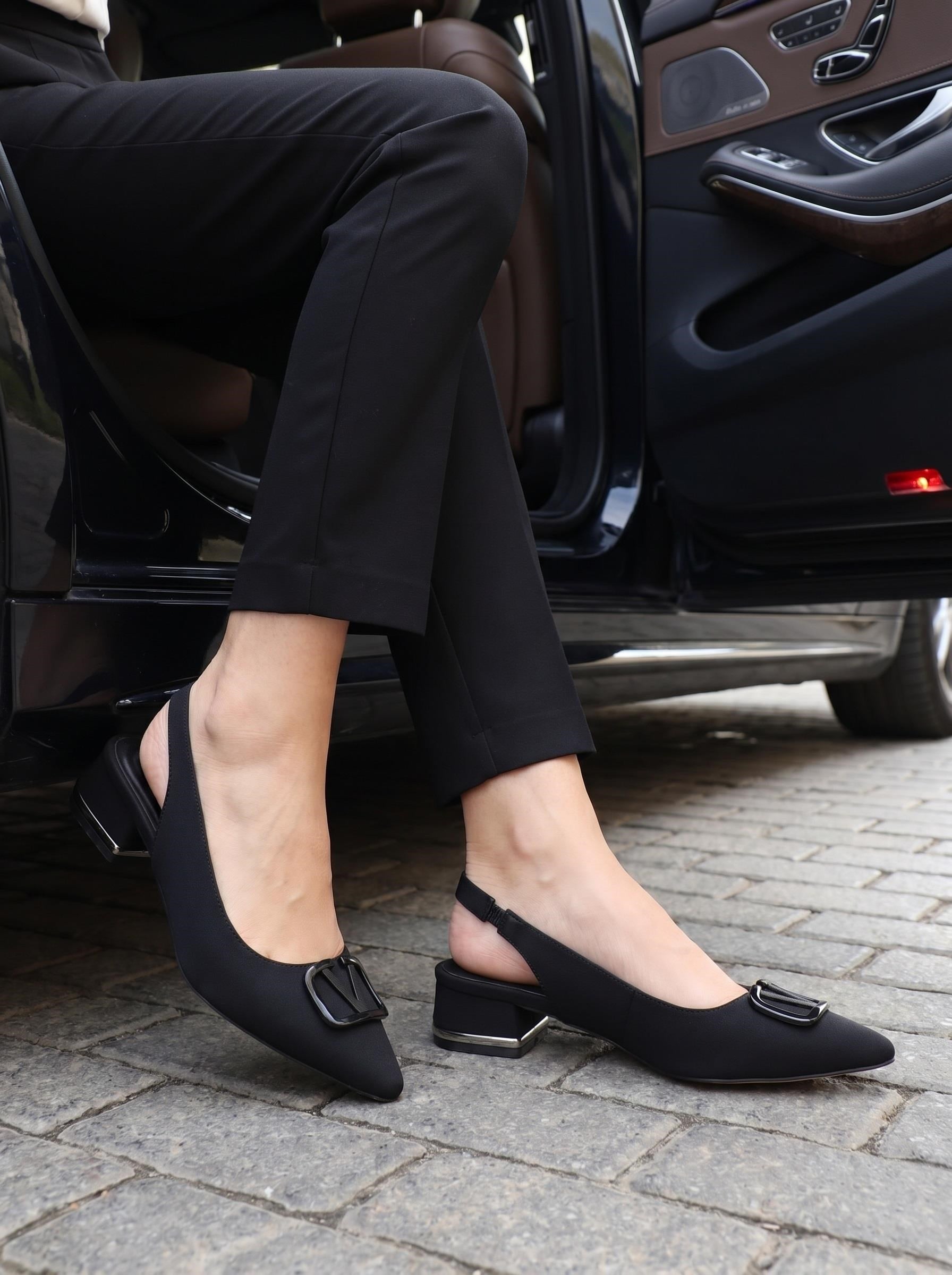 Nesil Shoes Ceylan 801 Siyah Saten Tokalı Kadın Sandalet