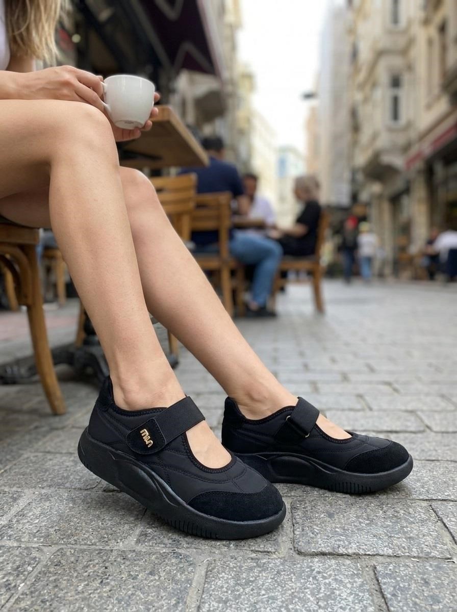 Nesil Shoes Conf 112 Siyah Cırtlı Anatomik Kadın Sneakers