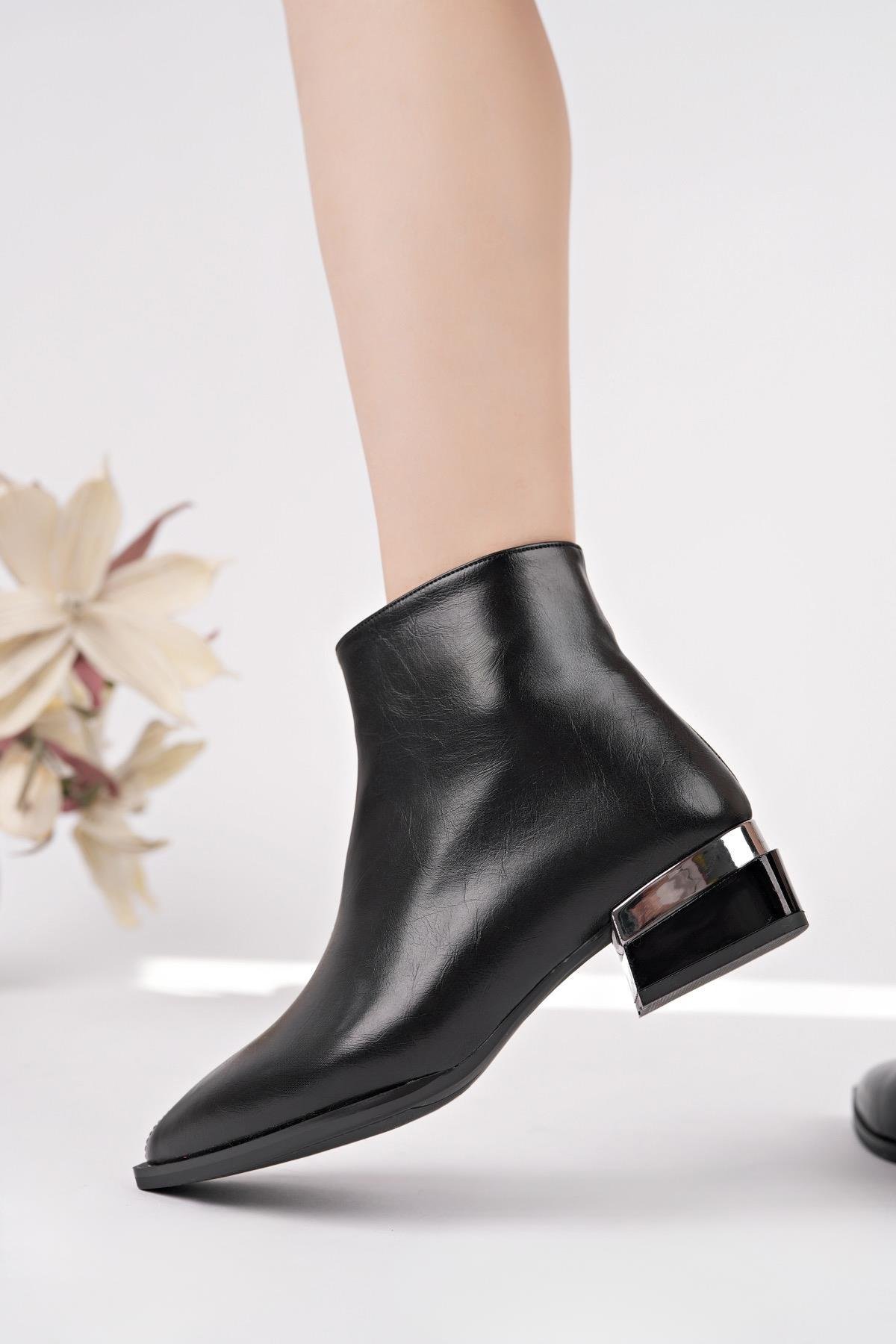 Nesil Shoes Senyo 674 Siyah Metal Topuk Detaylı Kadın Bot