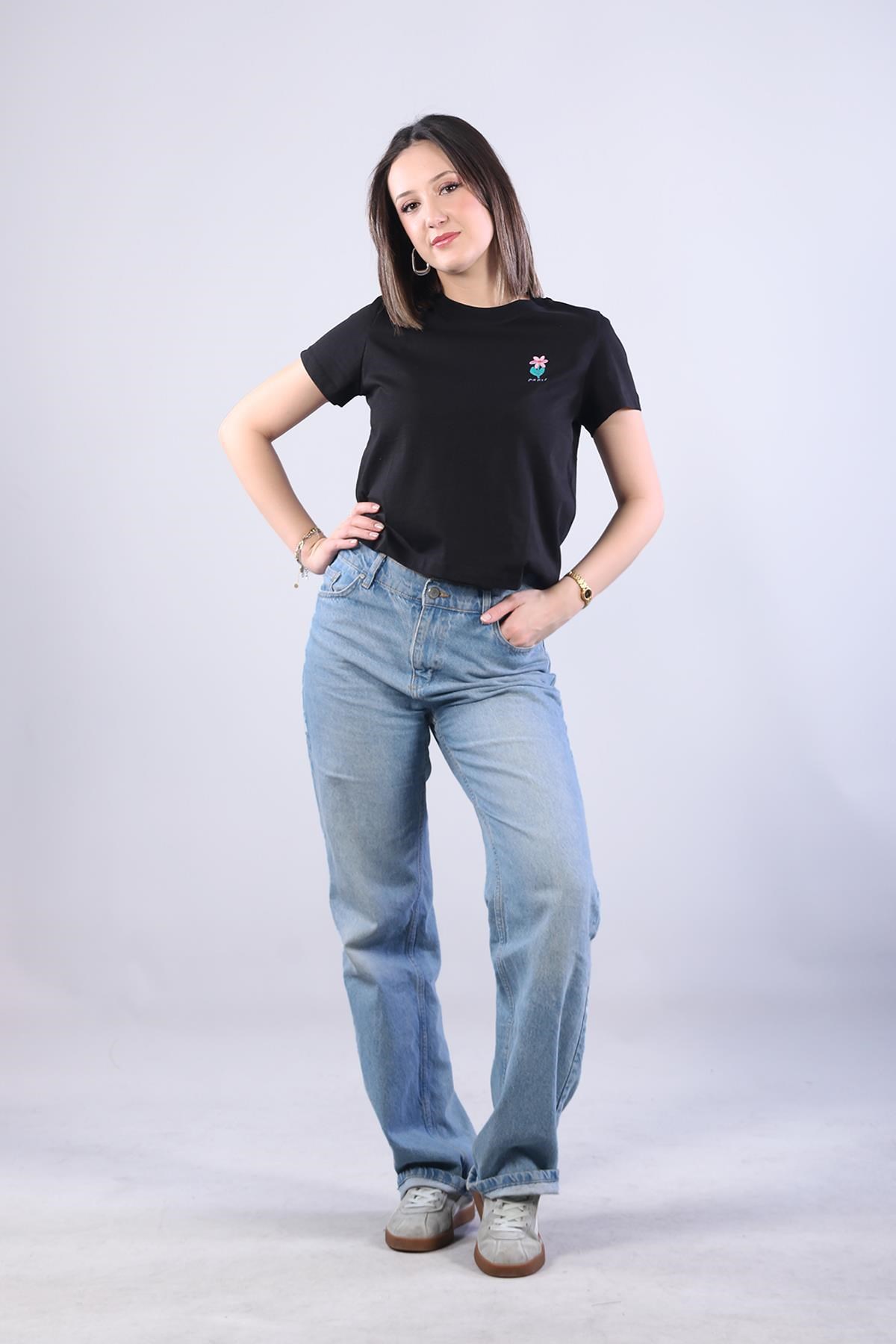 T-shirtmckanzie10532 Sol Göğsü Çiçek Paris Nakışlı T-shirtkadınerkek