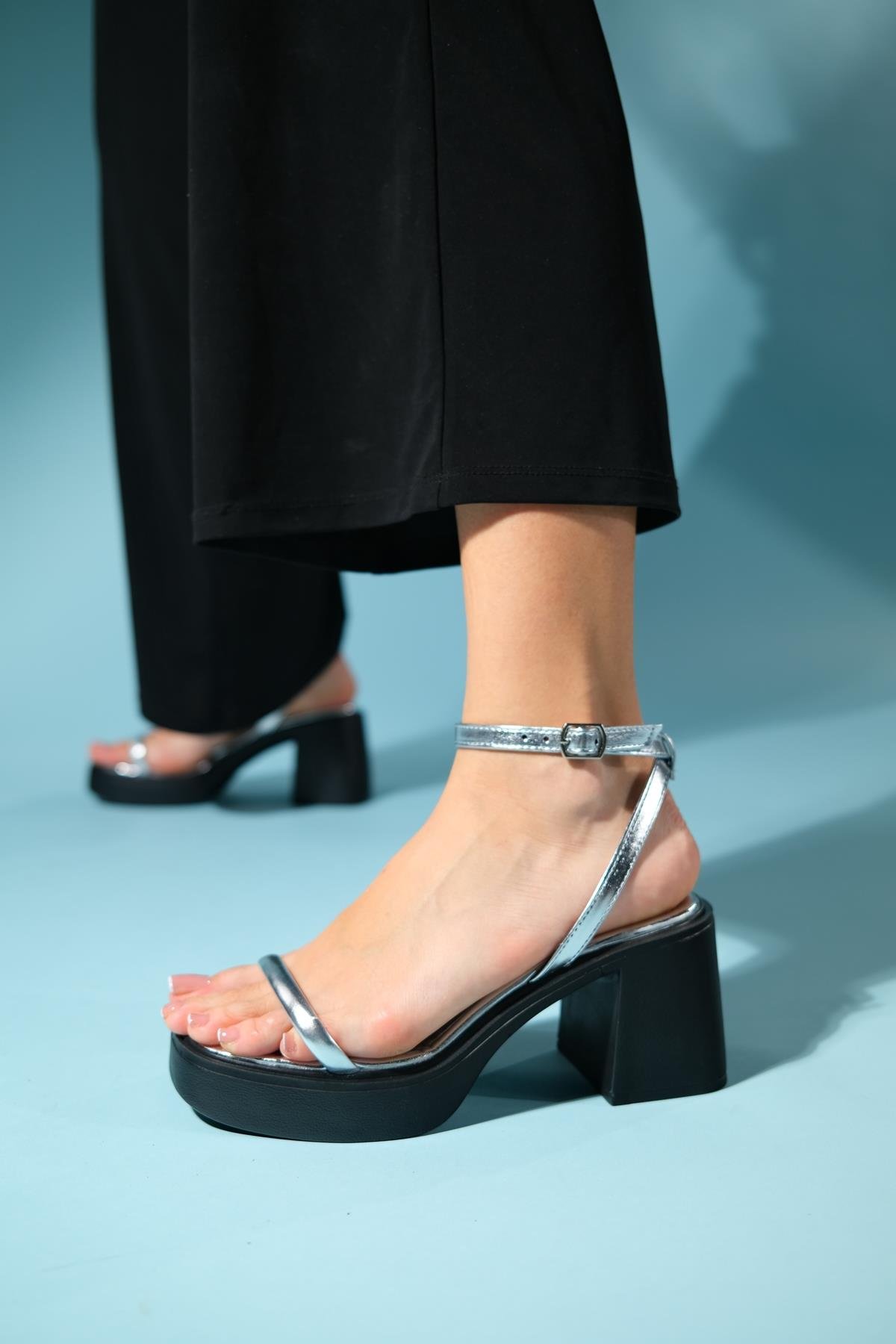 16-247-2-GUMUSCERMEN Gümüş Kadın Platform Topuklu Sandalet