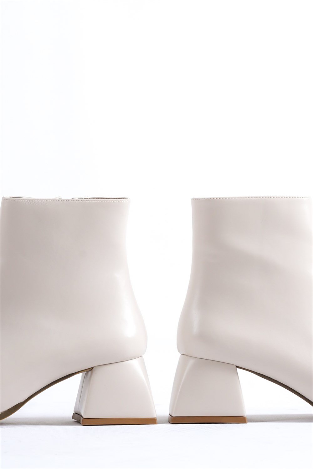 Capone Ankle Height Blunt Toe Side Zipper Woman Booties