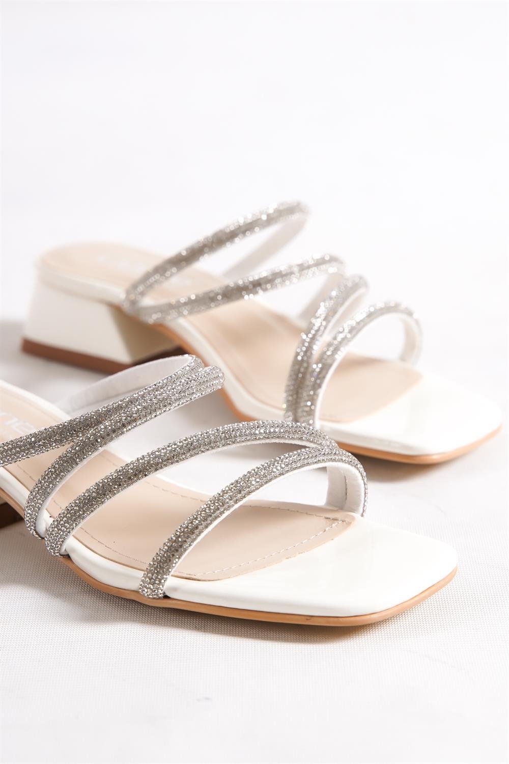 Capone Blunt Toe Crystal Embellished Bantlı Low Heel Rugan Woman Sandals