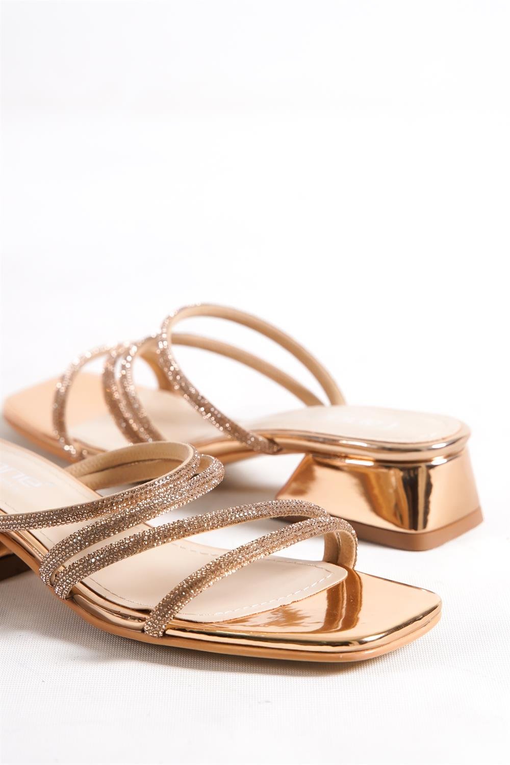 Capone Blunt Toe Crystal Embellished Bantlı Low Heel Mirror Fabric Woman Sandals