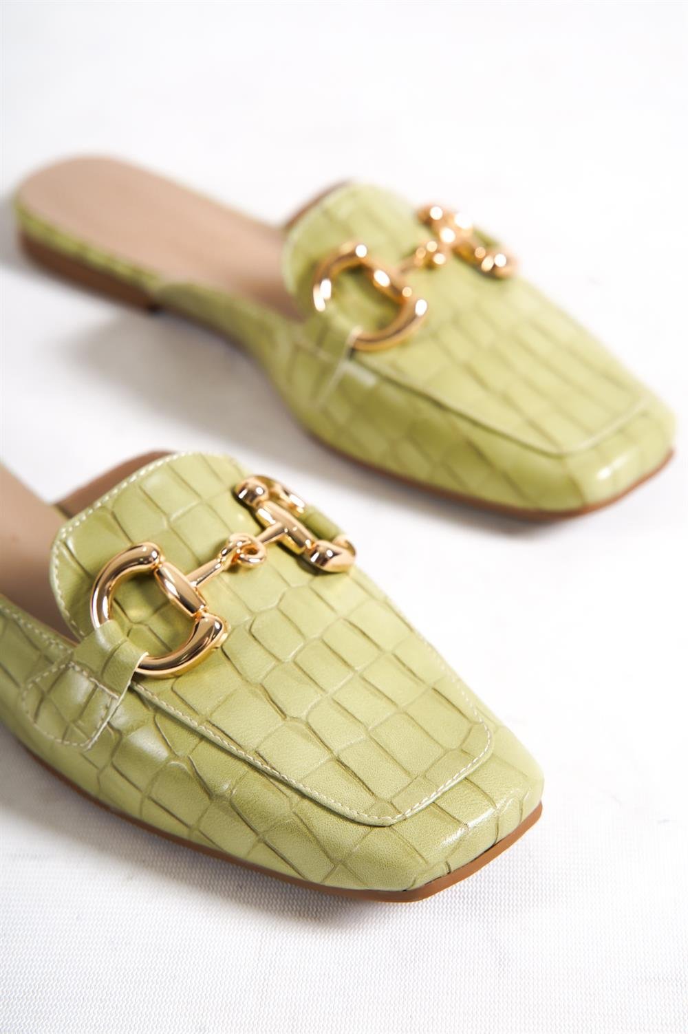 Capone Blunt Toe Metal Accessory Croco Pattern Woman Mules