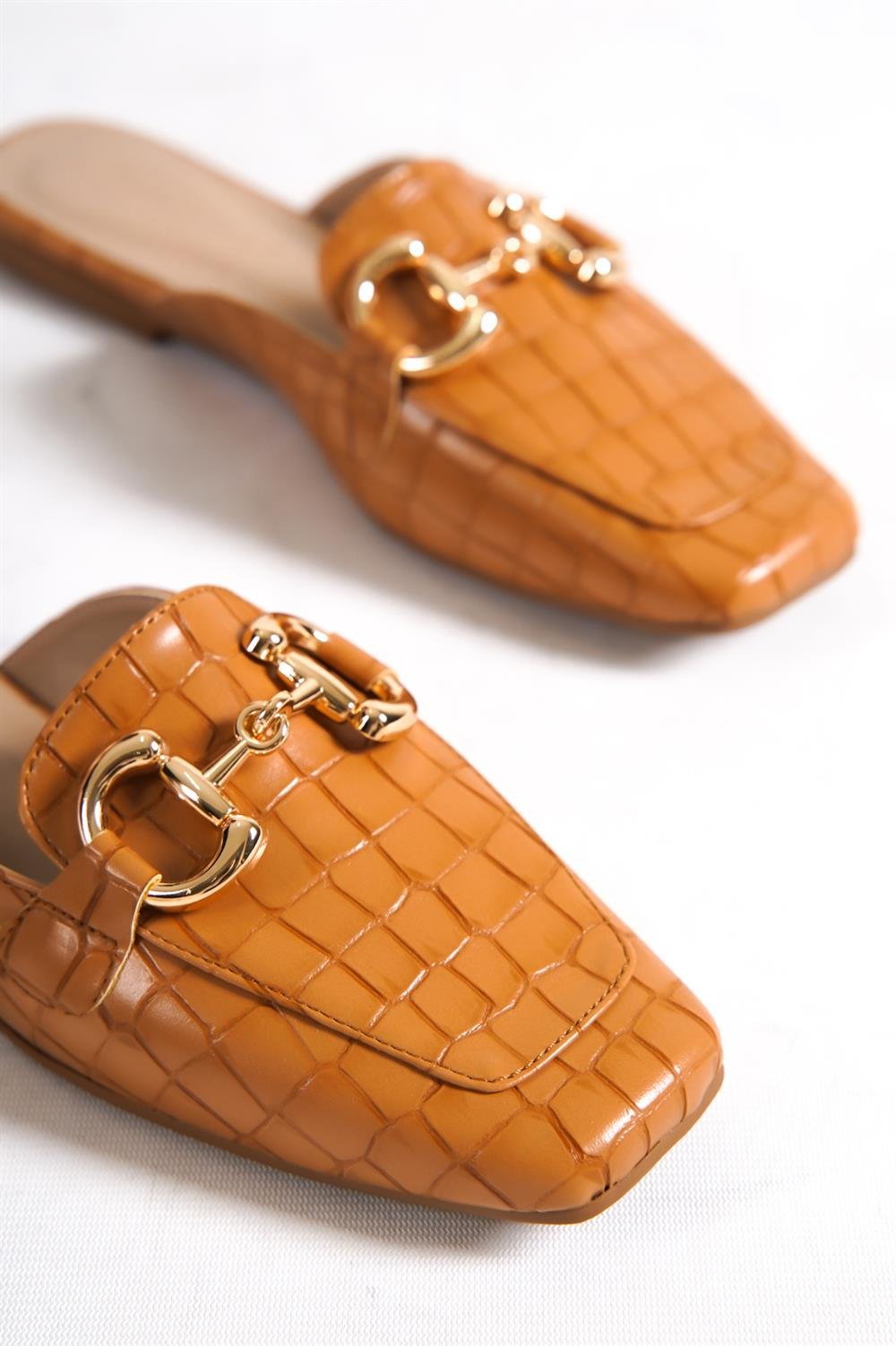 Capone Blunt Toe Metal Accessory Croco Pattern Woman Mules