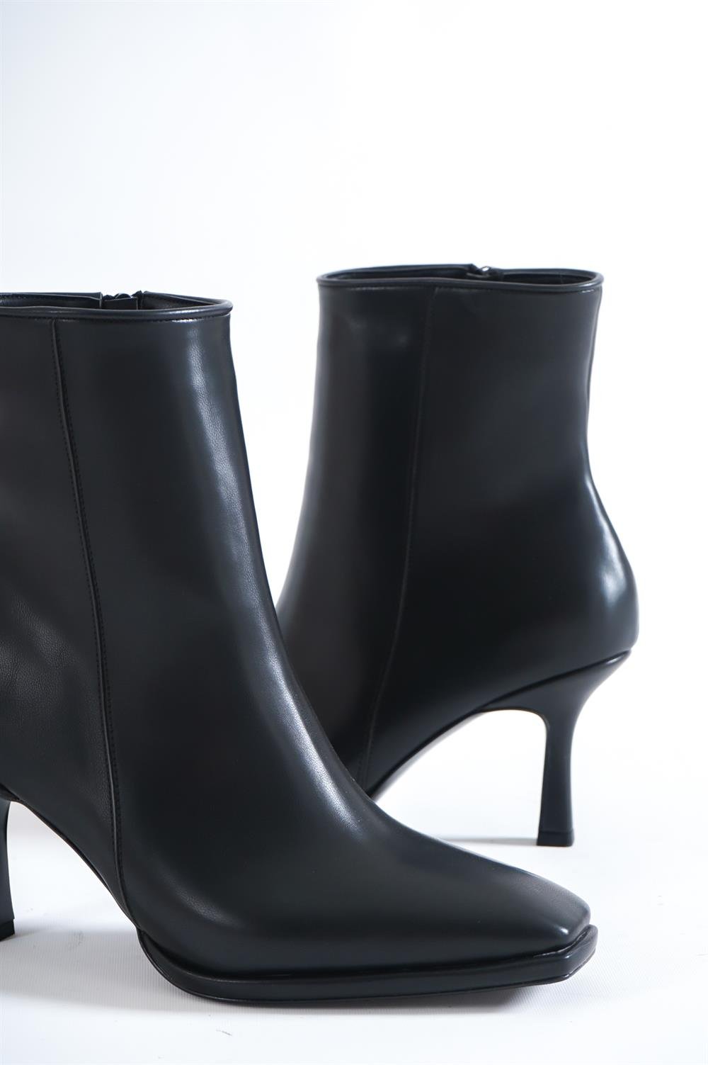 Capone Blunt Toe Side Zipper Platform Woman Booties