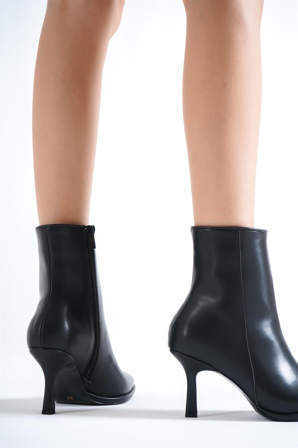 Capone Blunt Toe Side Zipper Platform Woman Booties