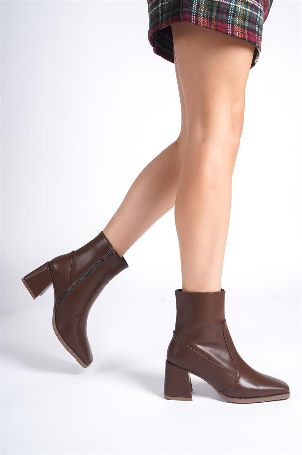 Capone Blunt Toe Side Zipper Woman Booties