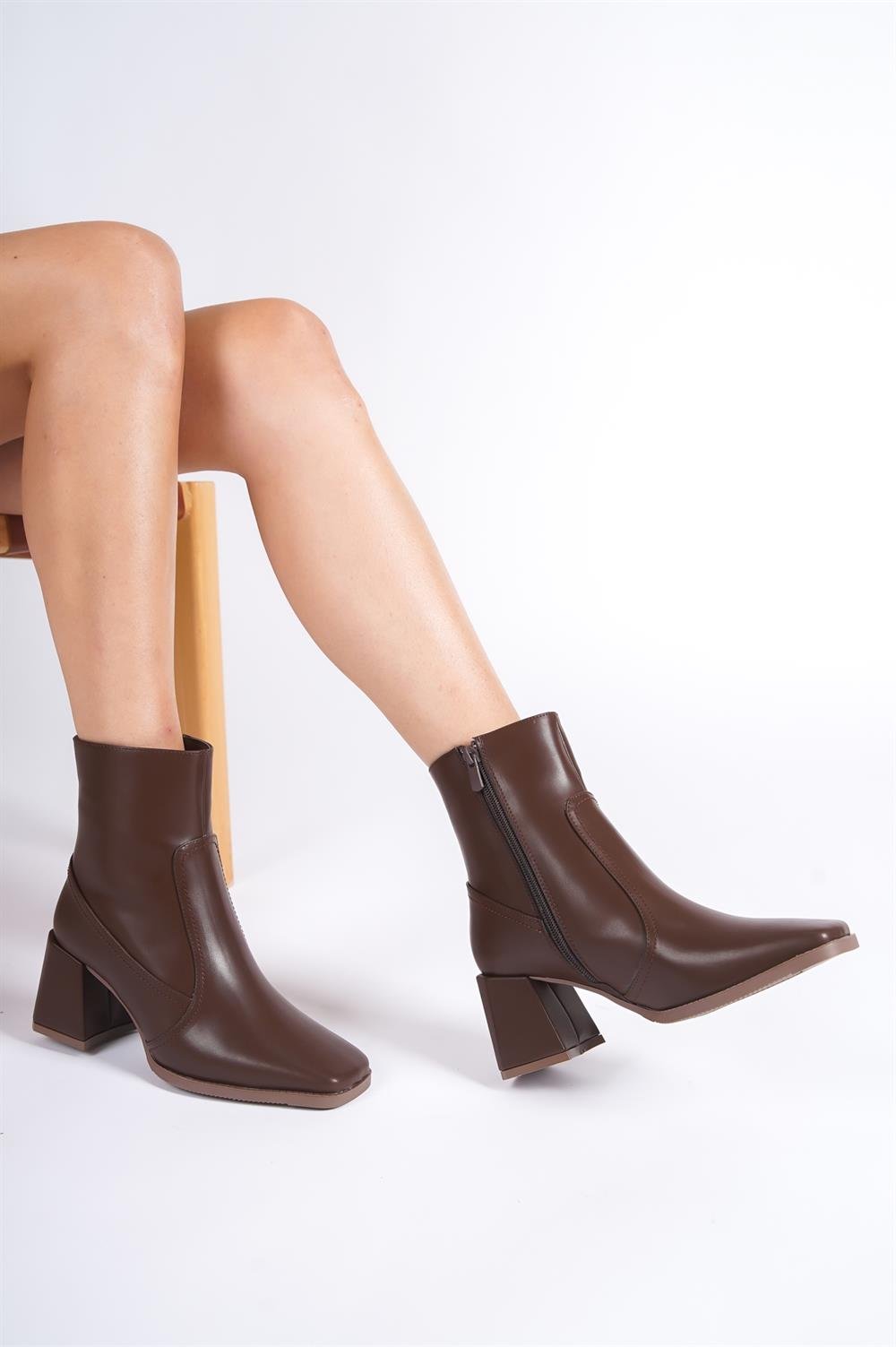 Capone Blunt Toe Side Zipper Woman Booties