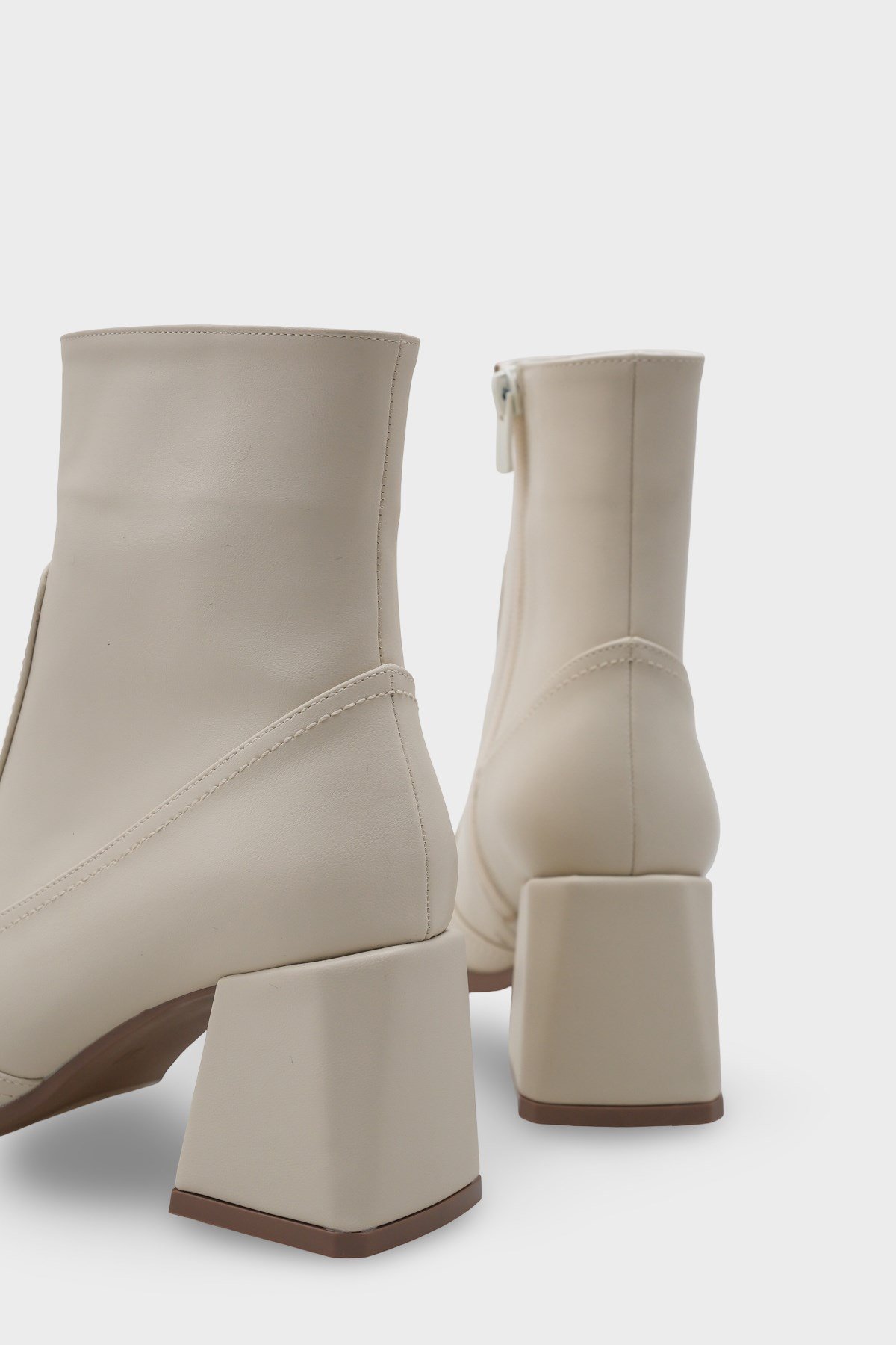 Capone Blunt Toe Side Zipper Woman Booties