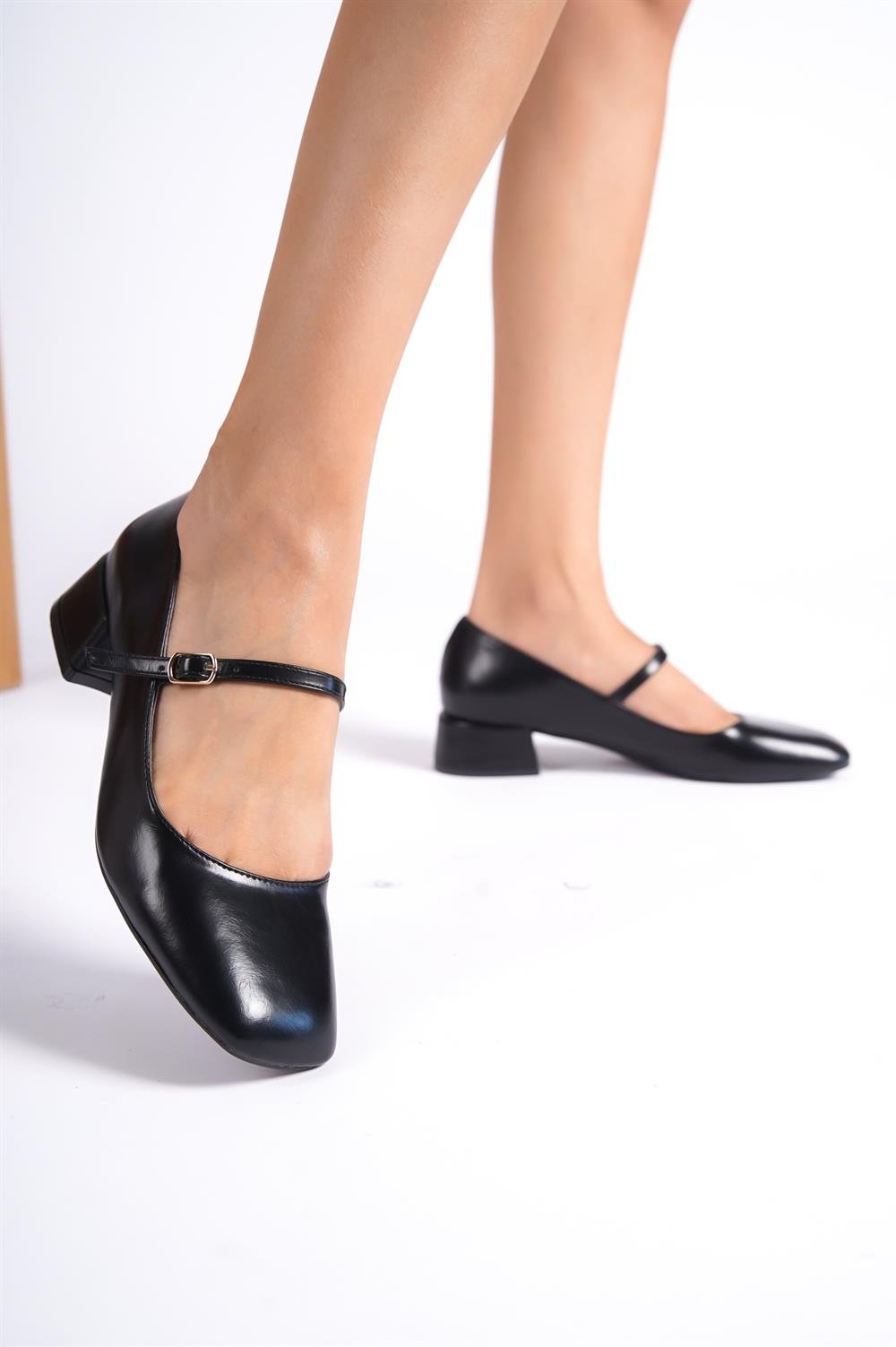 Capone Flat Toe Banded Low Heel Woman Shoes