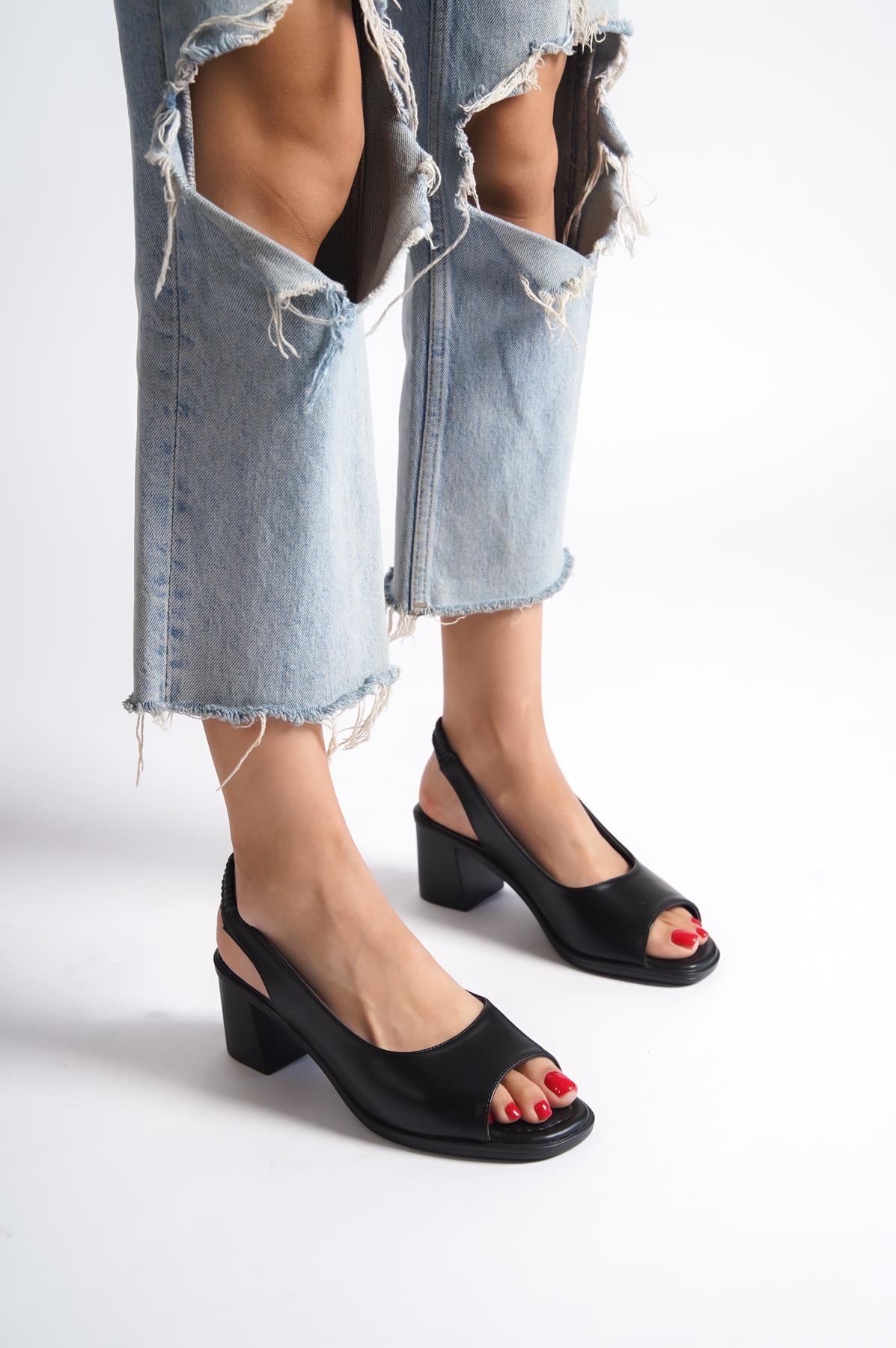 Capone Flat Toe Woman Shoes With Inner Pad and Elastic Back