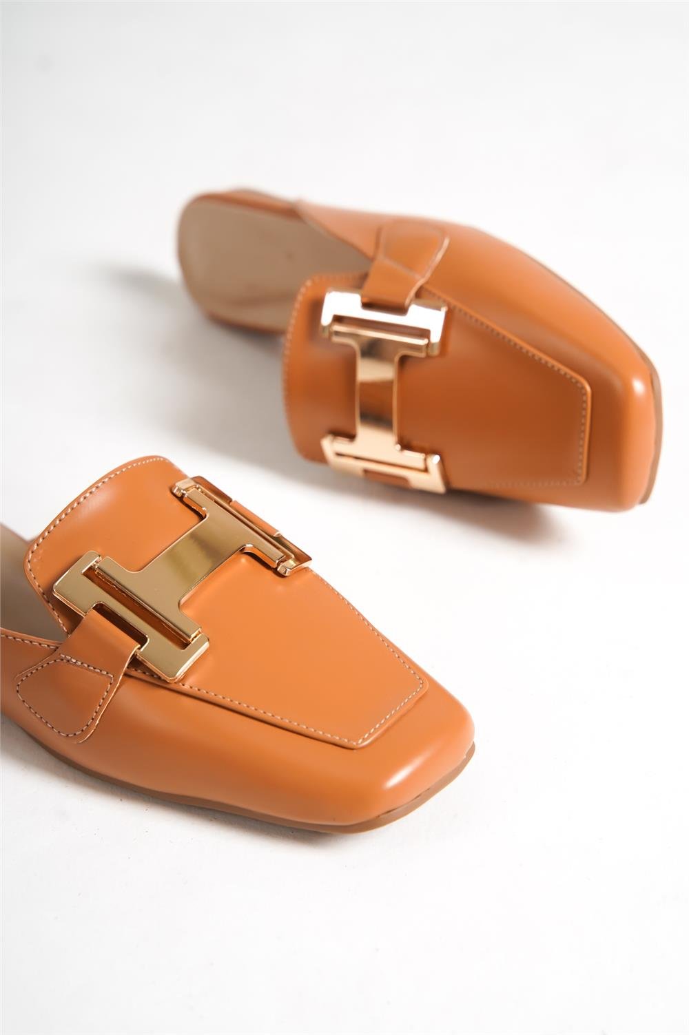 Capone Flat Toe Women Honey Mules With Metal Accessory