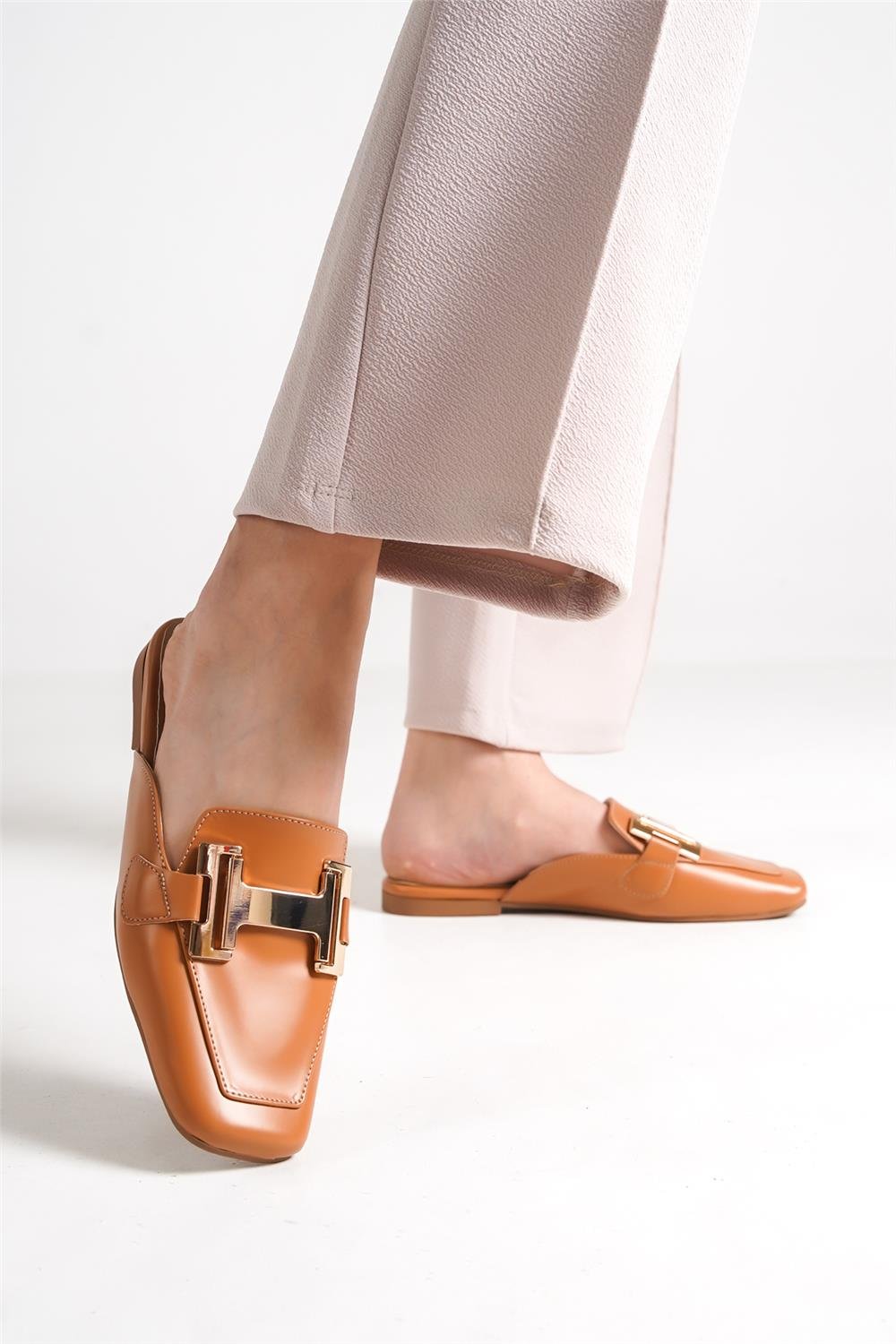 Capone Flat Toe Women Honey Mules With Metal Accessory